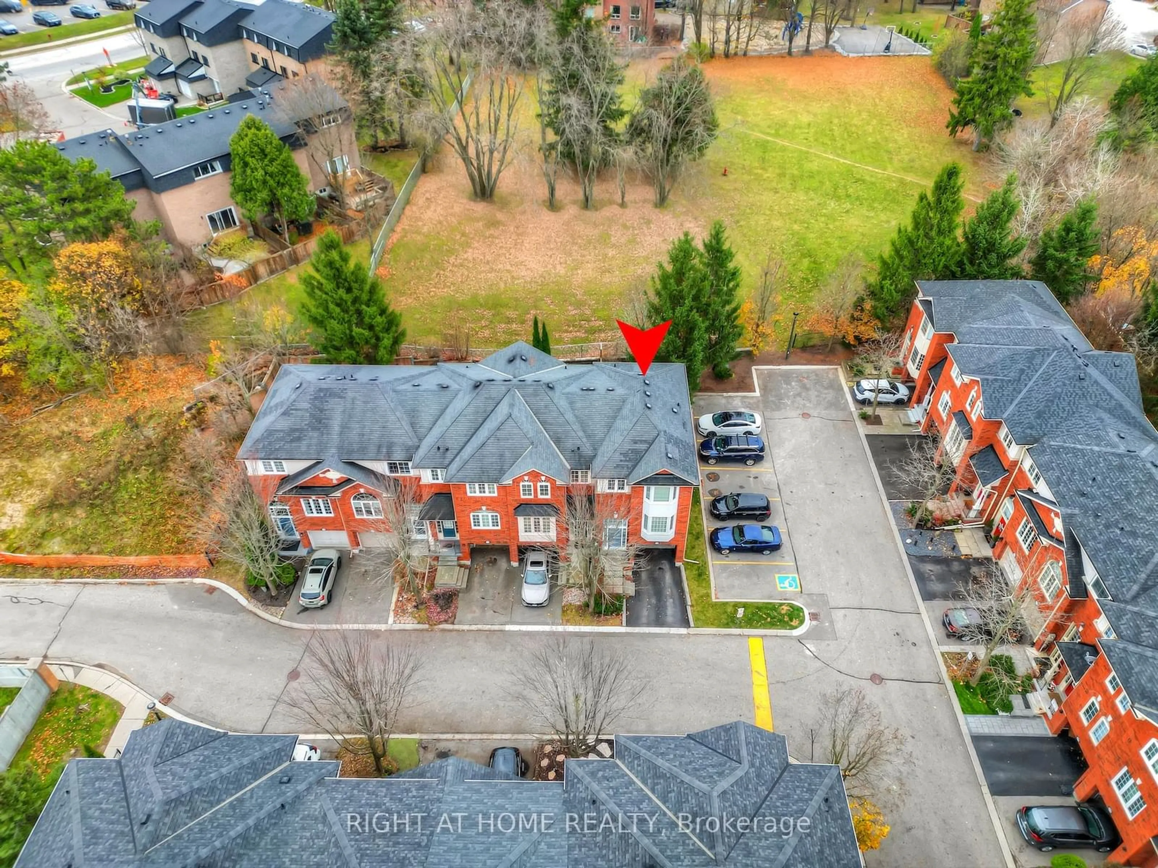 A pic from exterior of the house or condo, the street view for 130 Mosaics Ave, Aurora Ontario L4G 7L5