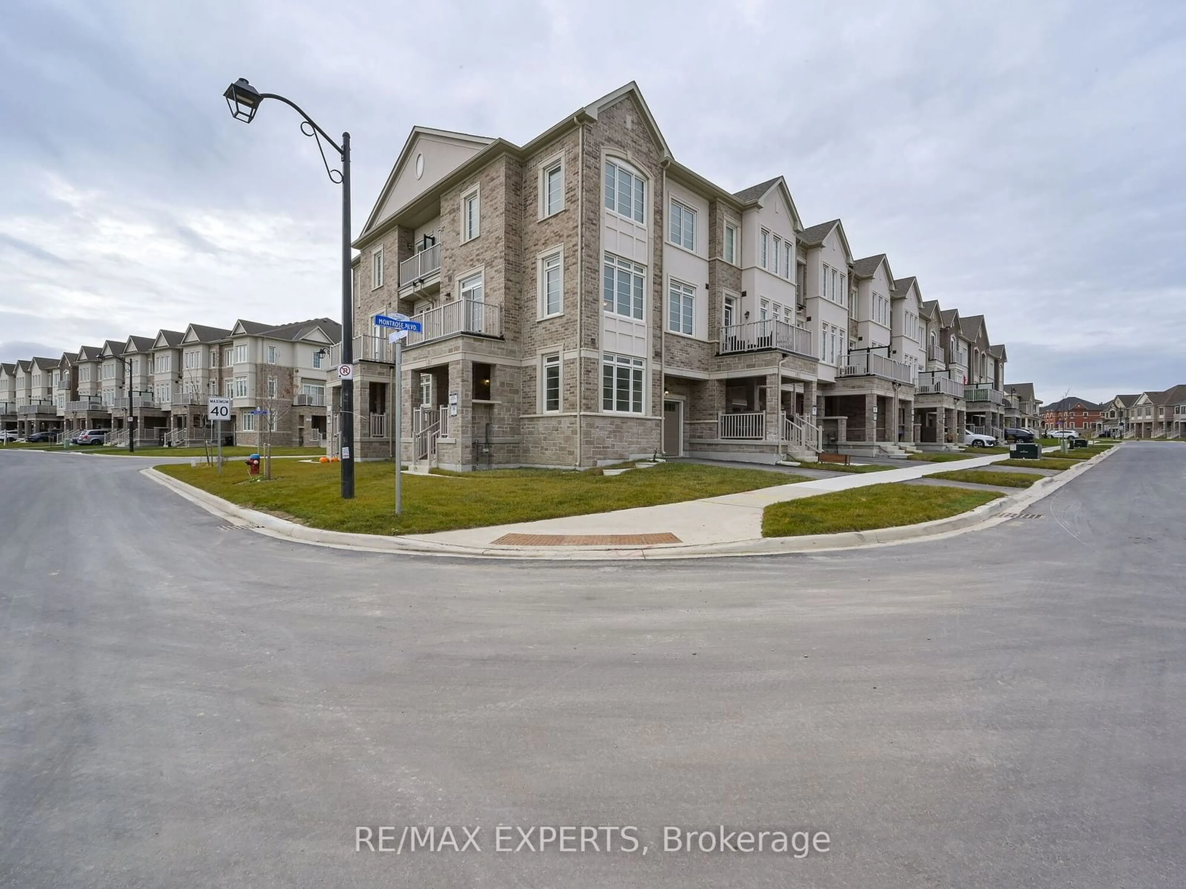 A pic from exterior of the house or condo, the street view for 2 Paisley Dr, Bradford West Gwillimbury Ontario L3Z 4P3