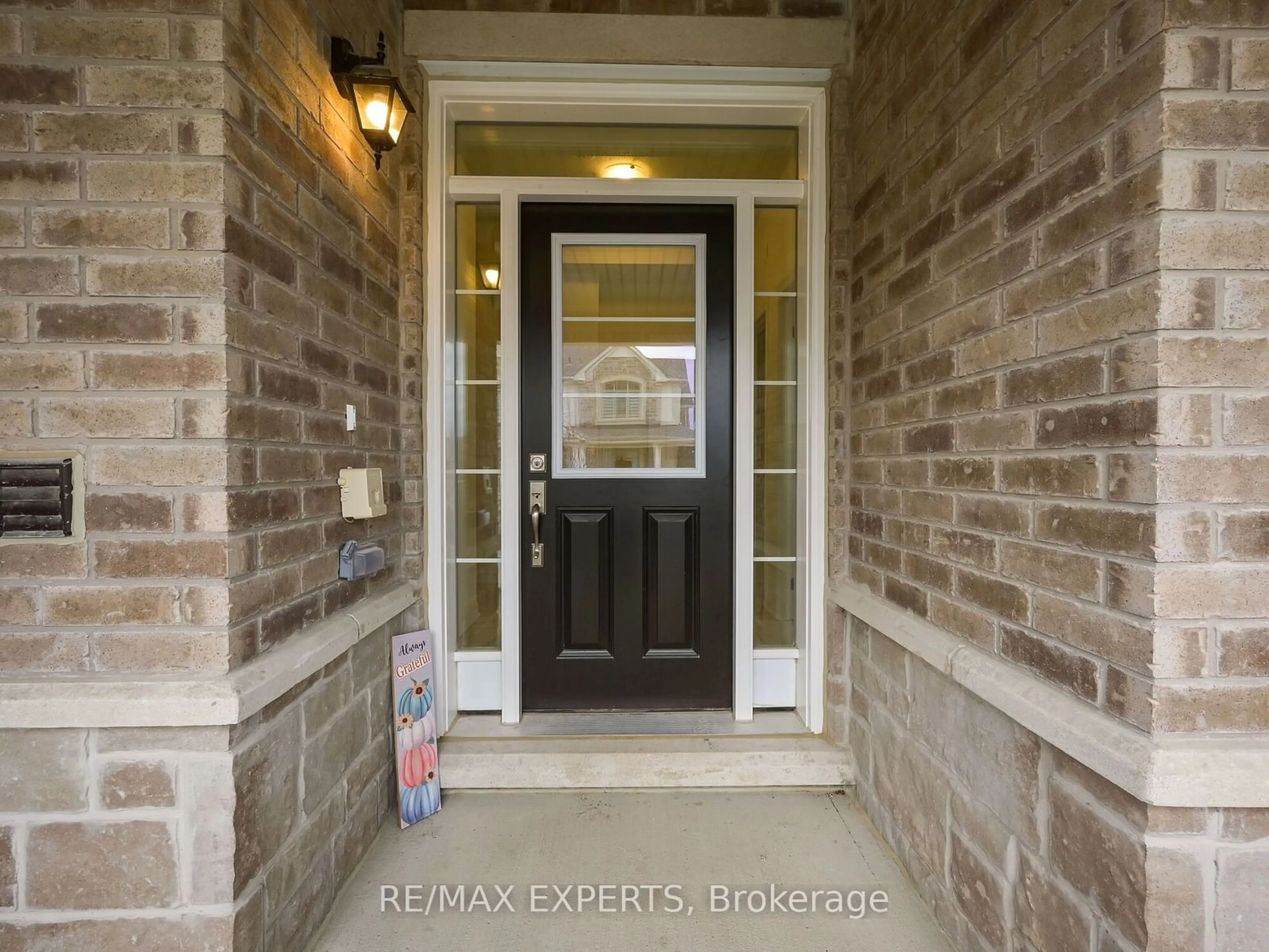 Indoor entryway, wood floors for 2 Paisley Dr, Bradford West Gwillimbury Ontario L3Z 4P3