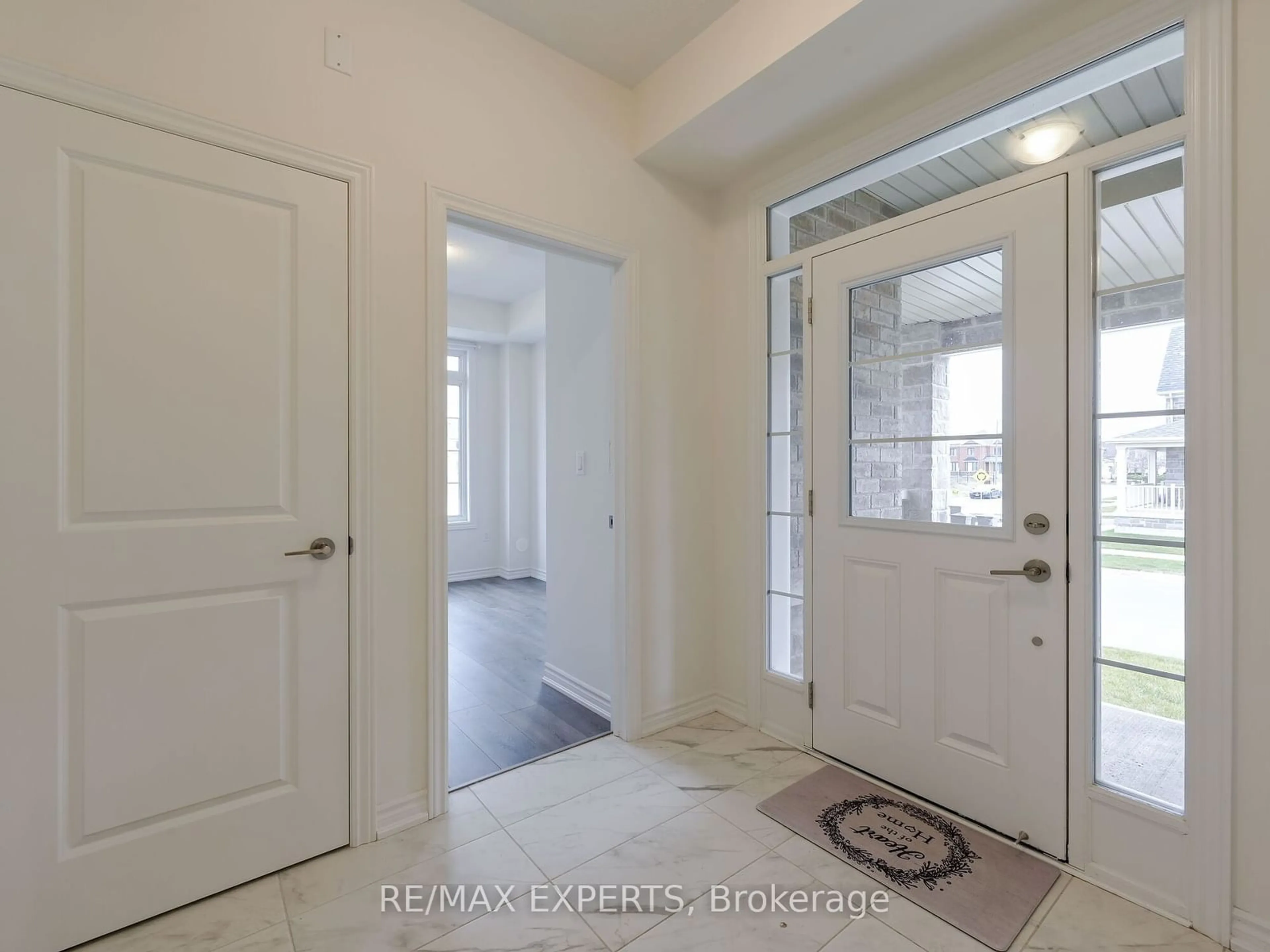 Indoor entryway, cement floor for 2 Paisley Dr, Bradford West Gwillimbury Ontario L3Z 4P3