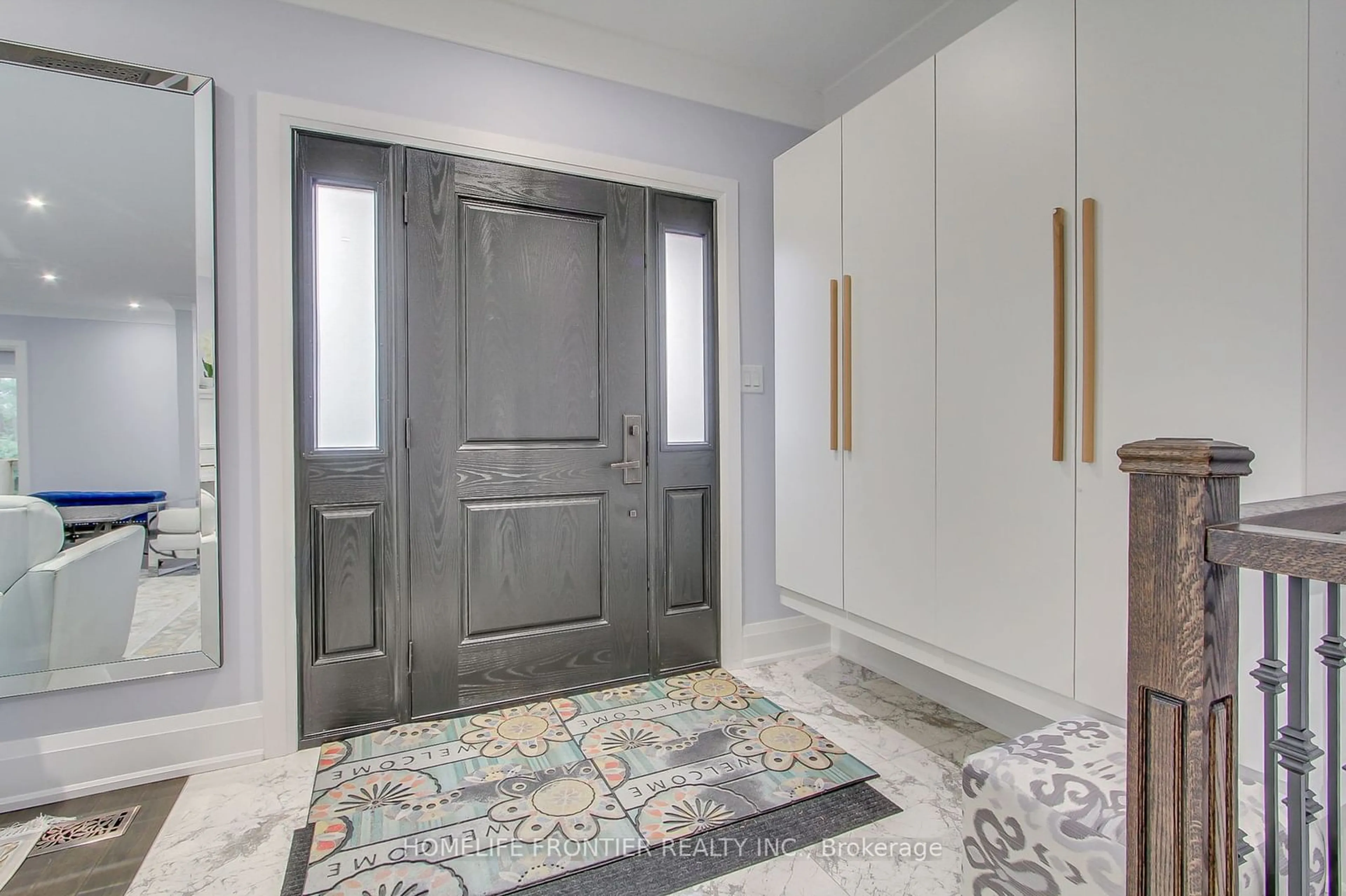 Indoor entryway, wood floors for 177 Hedge Rd, Georgina Ontario L0E 1R0