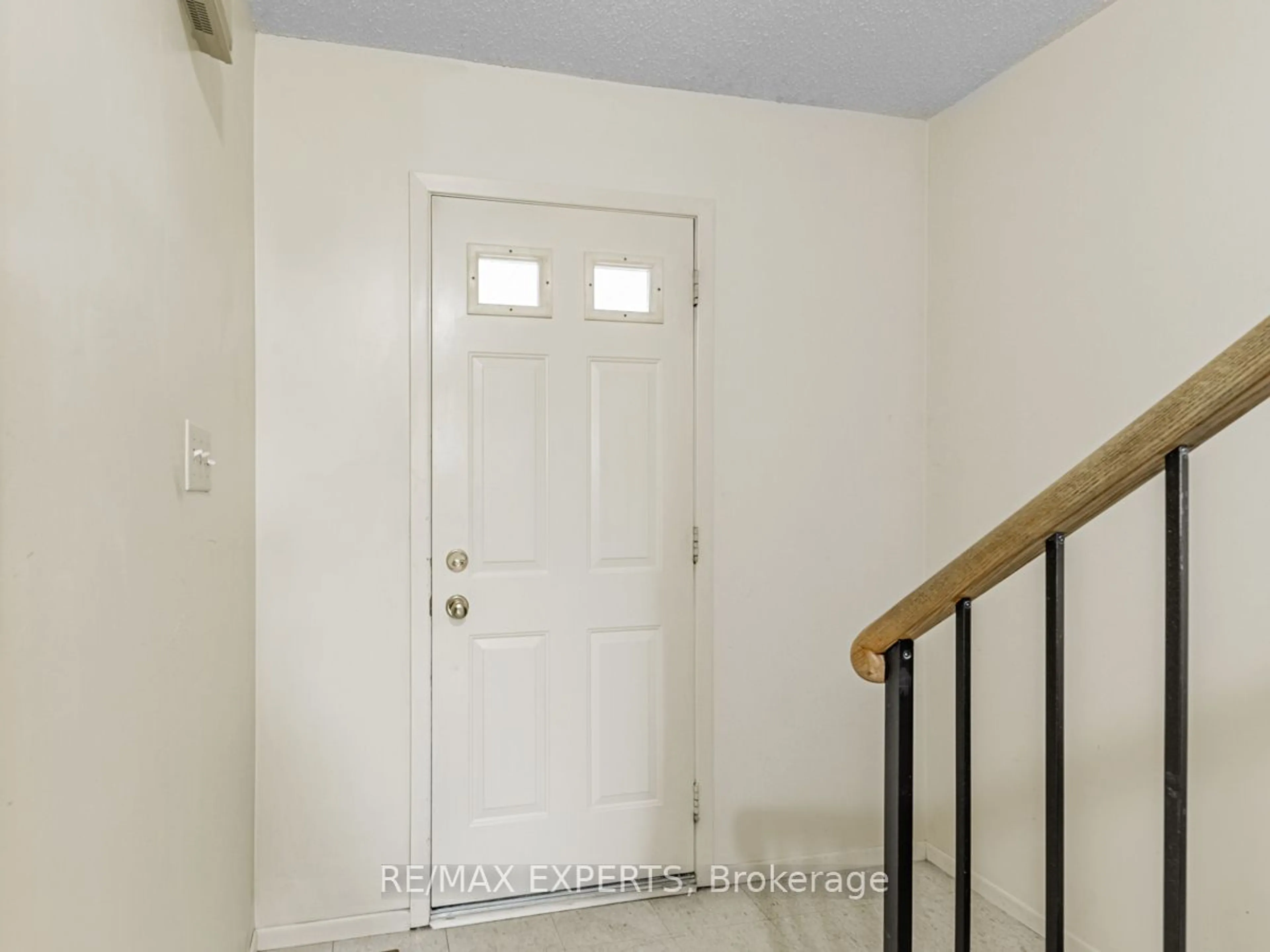 Indoor entryway, wood floors for 50 New Seabury Dr, Vaughan Ontario L4K 2B8