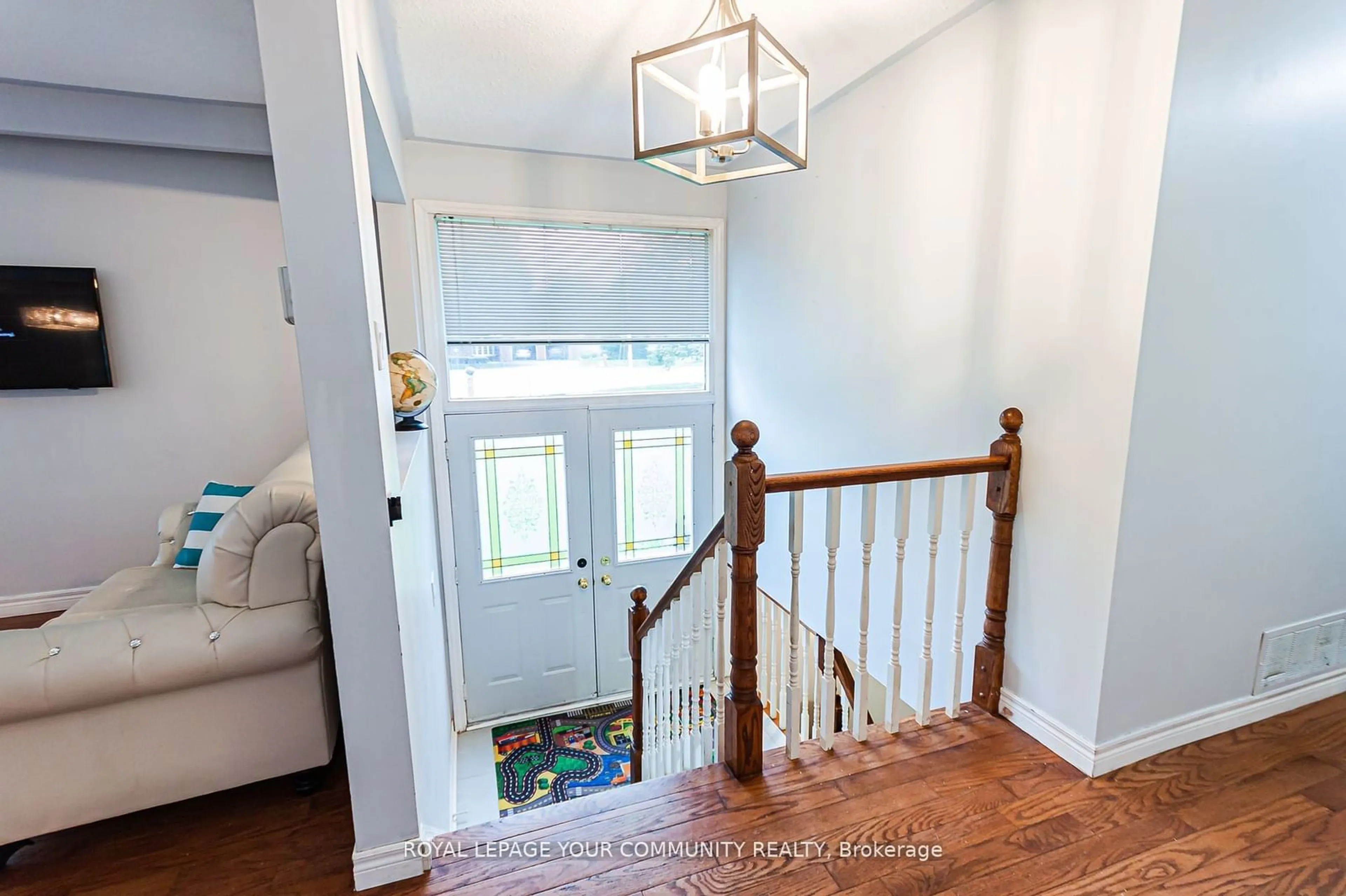 Indoor entryway, wood floors for 3 Lawndale Crt, Bradford West Gwillimbury Ontario L0G 1B0