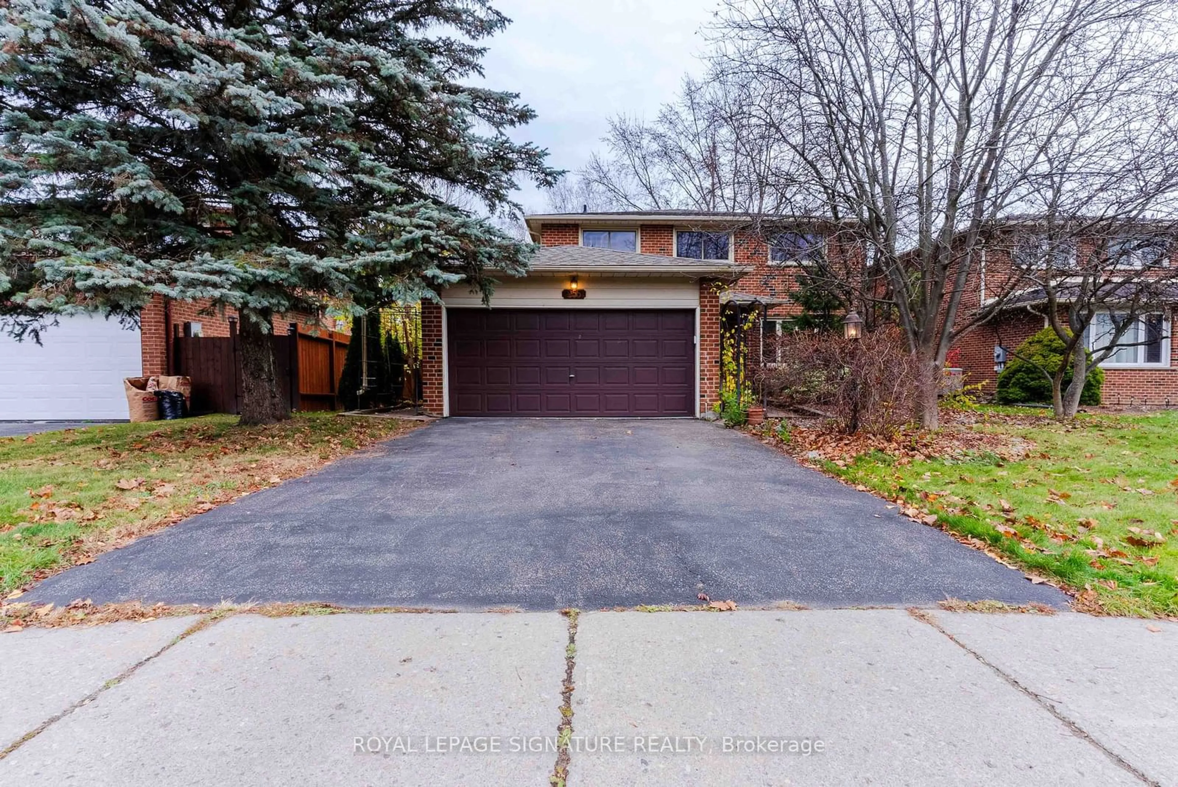 Frontside or backside of a home, the street view for 255 Plymouth Tr, Newmarket Ontario L3Y 6G6