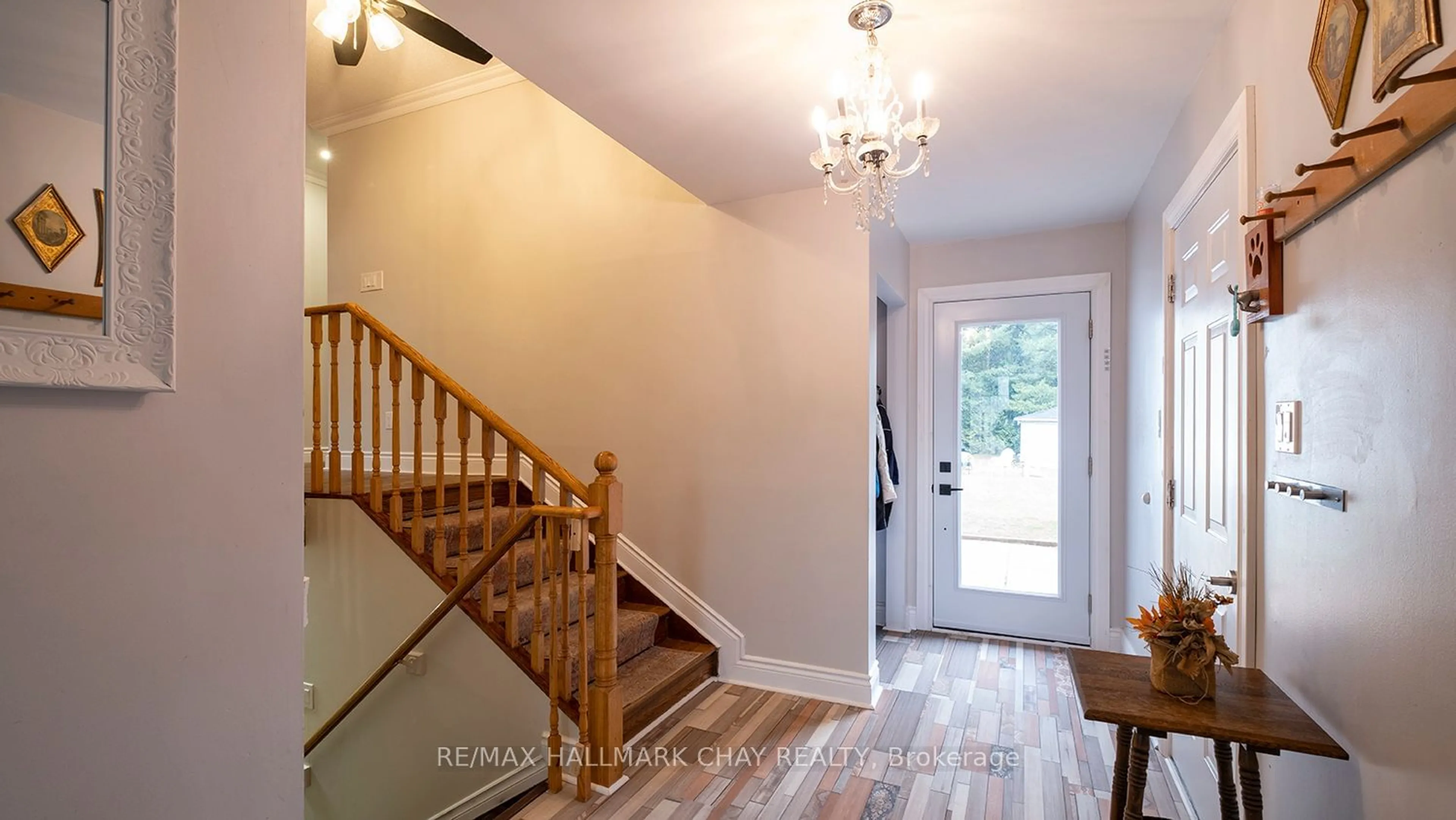 Indoor entryway, wood floors for 780 Pinegrove Ave, Innisfil Ontario L9S 2K2