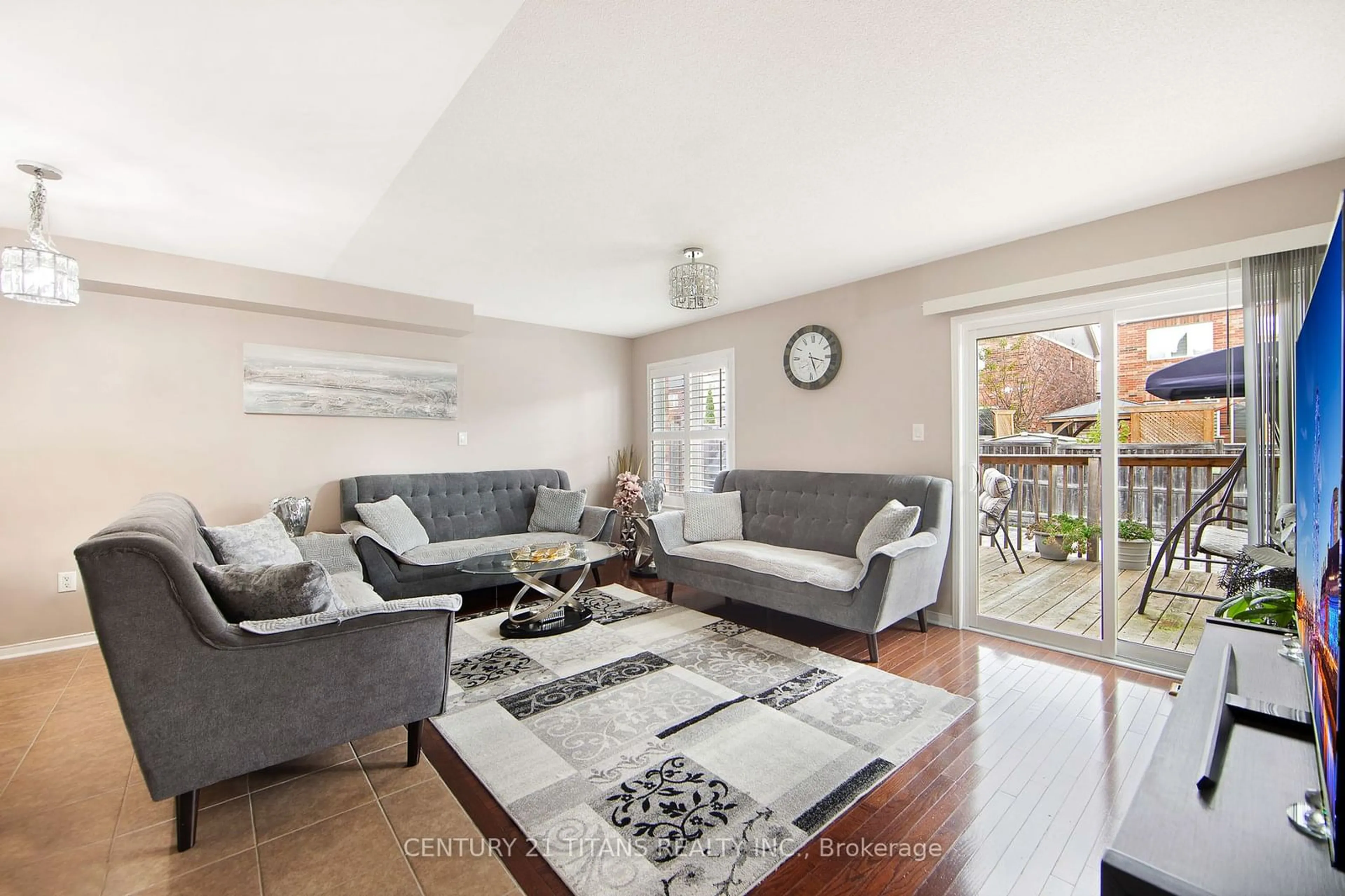 Living room, wood floors for 18 Meadowhawk Tr, Bradford West Gwillimbury Ontario L3Z 0E6