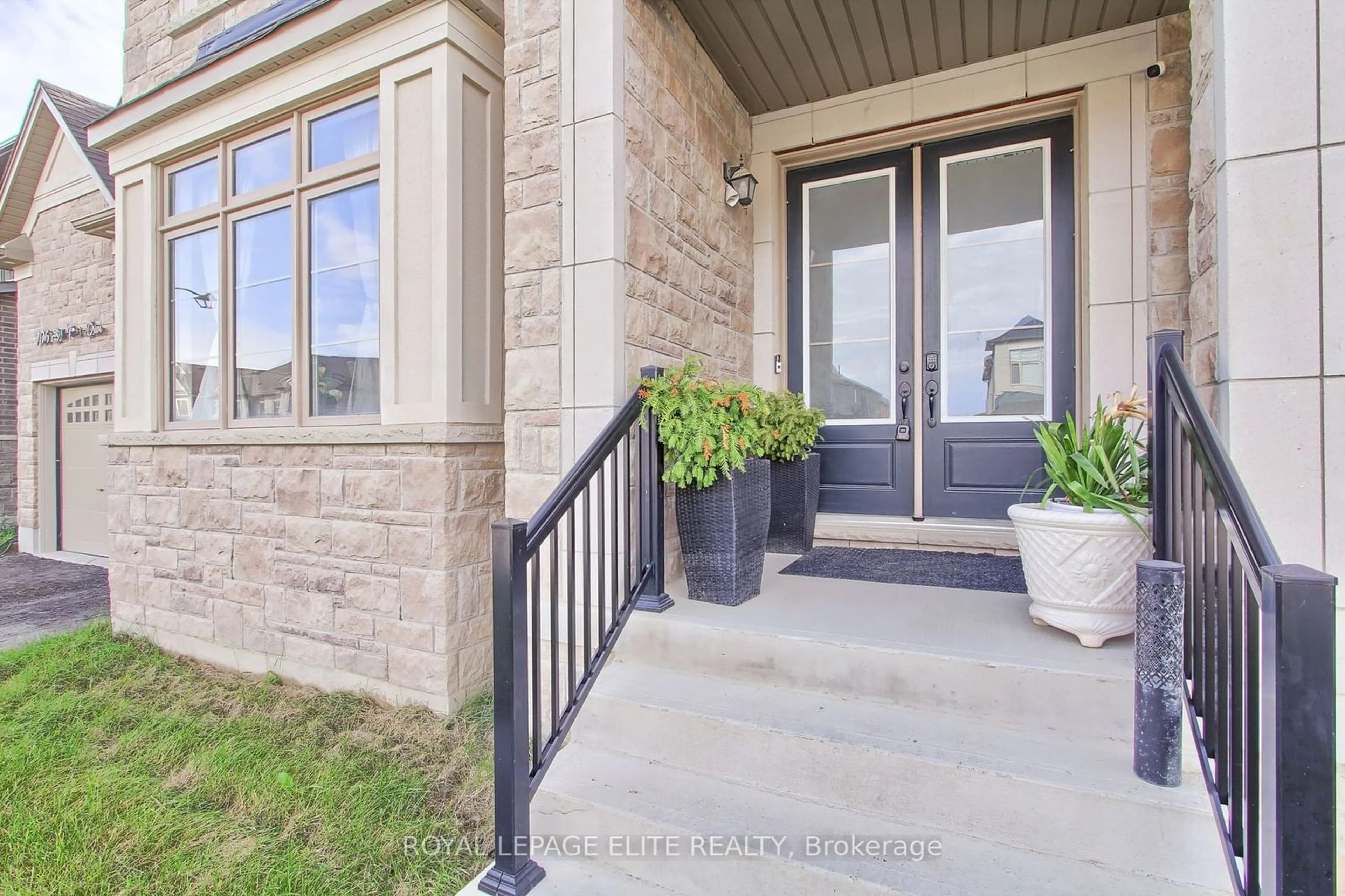 Indoor entryway, cement floor for 106 Silk Twist Dr, East Gwillimbury Ontario L9N 0E5