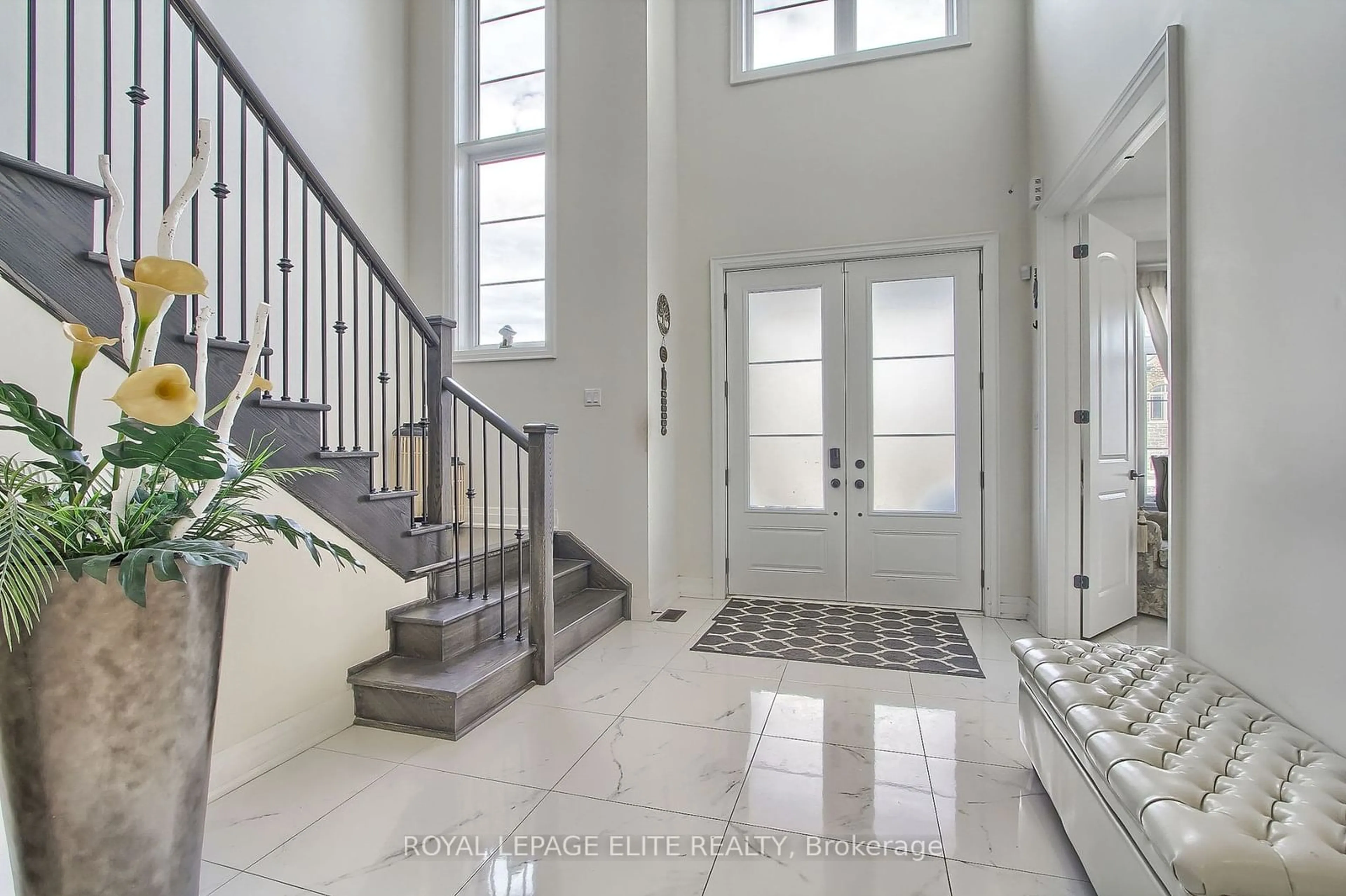 Indoor entryway, cement floor for 106 Silk Twist Dr, East Gwillimbury Ontario L9N 0E5