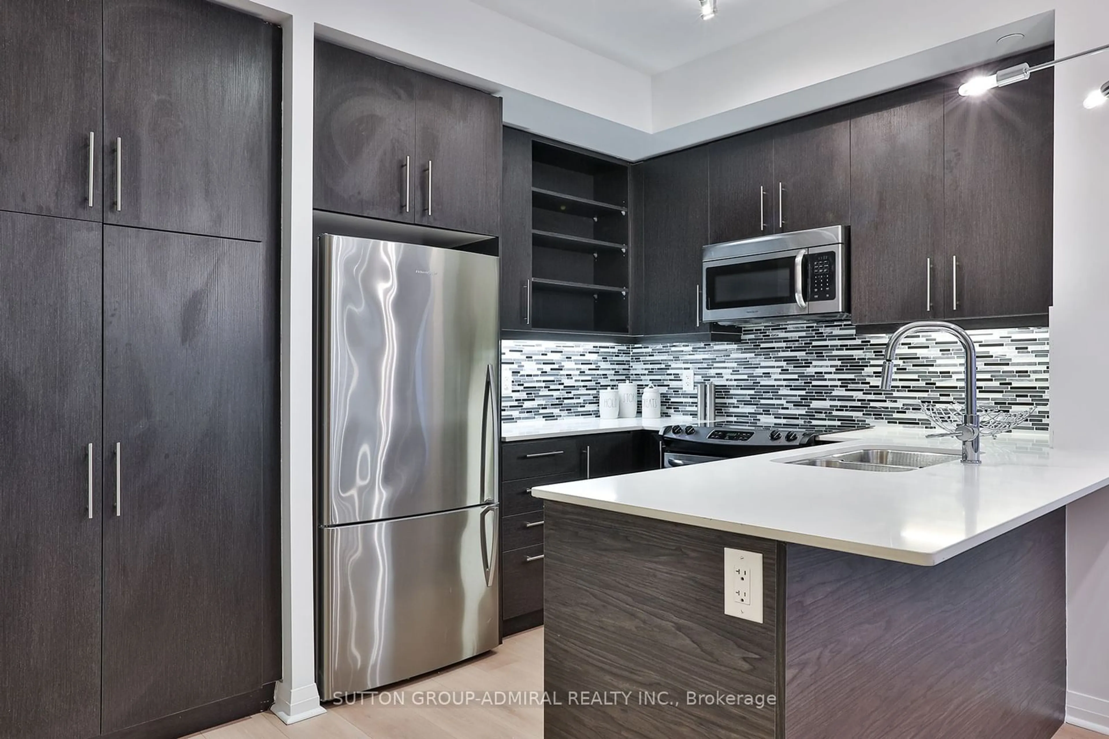 Contemporary kitchen, wood floors for 55 Oneida Cres #302, Richmond Hill Ontario L4B 0E8