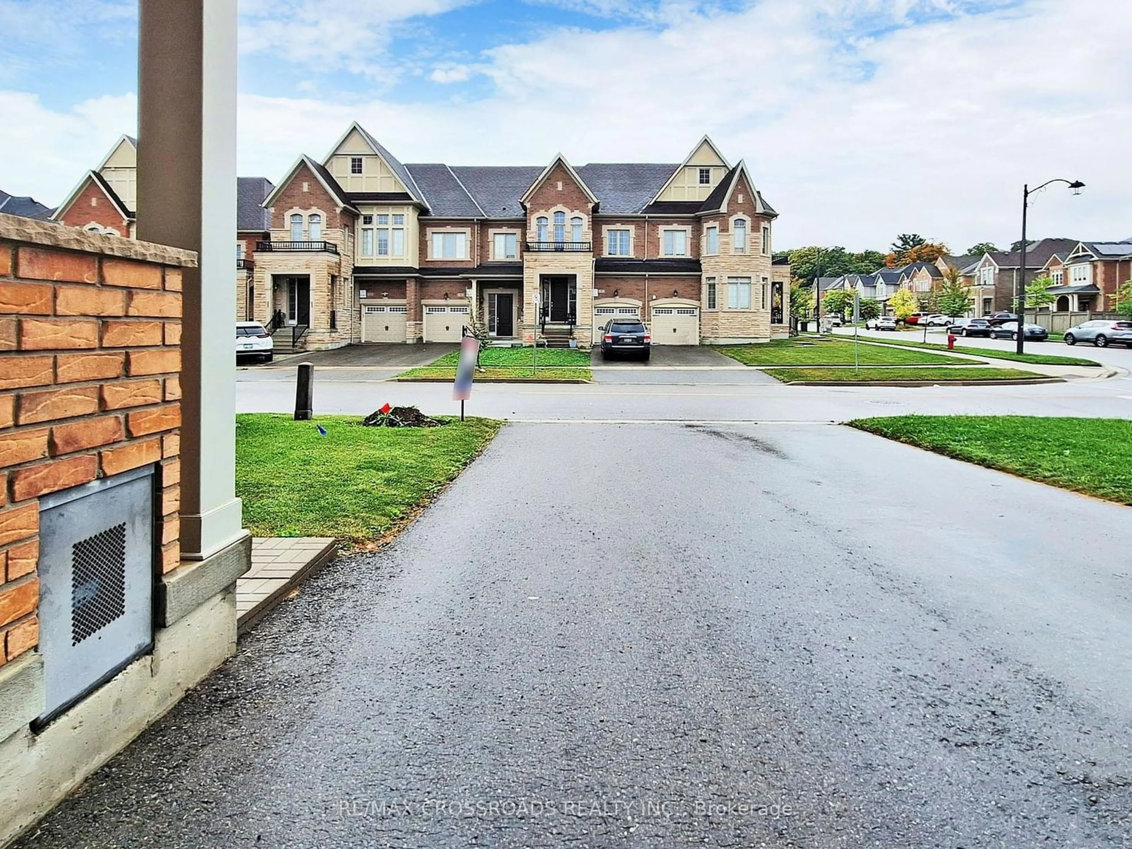 A pic from exterior of the house or condo, the street view for 8 Hancock St, Aurora Ontario L4G 1B7