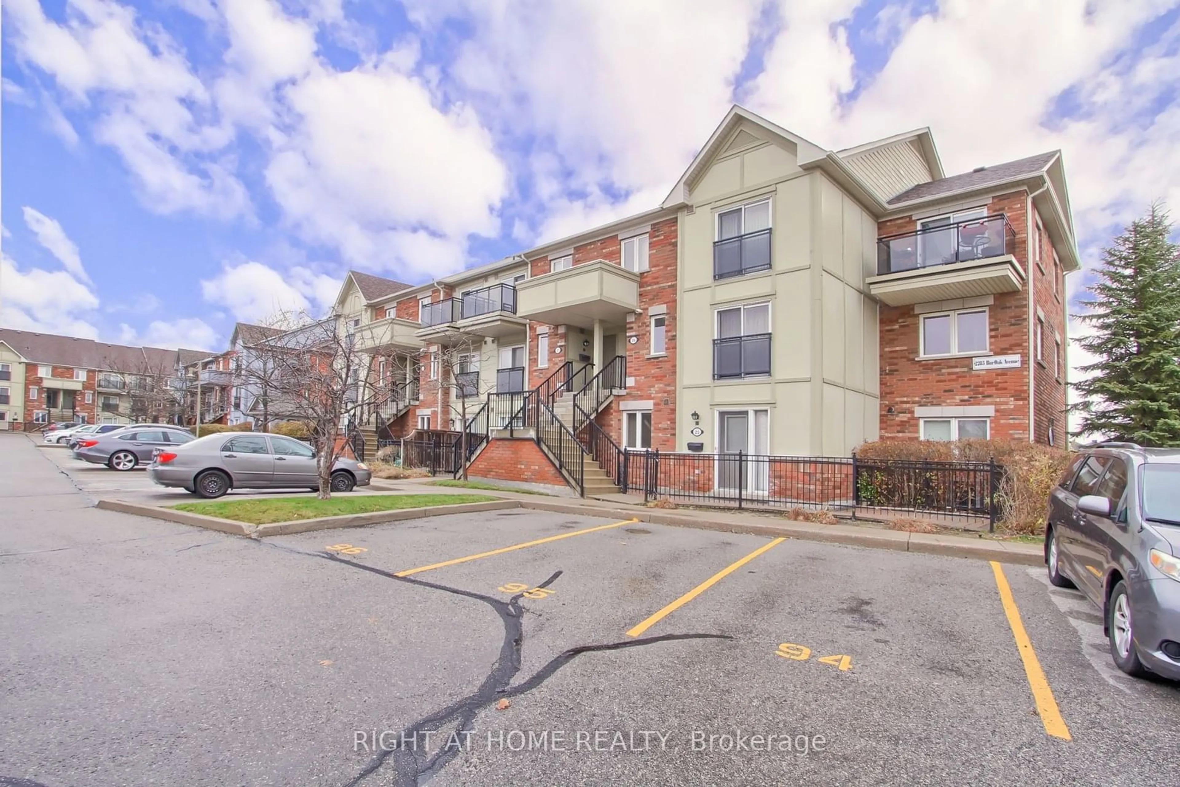 A pic from exterior of the house or condo, the street view for 2285 Bur Oak Ave #25, Markham Ontario L6E 0B9