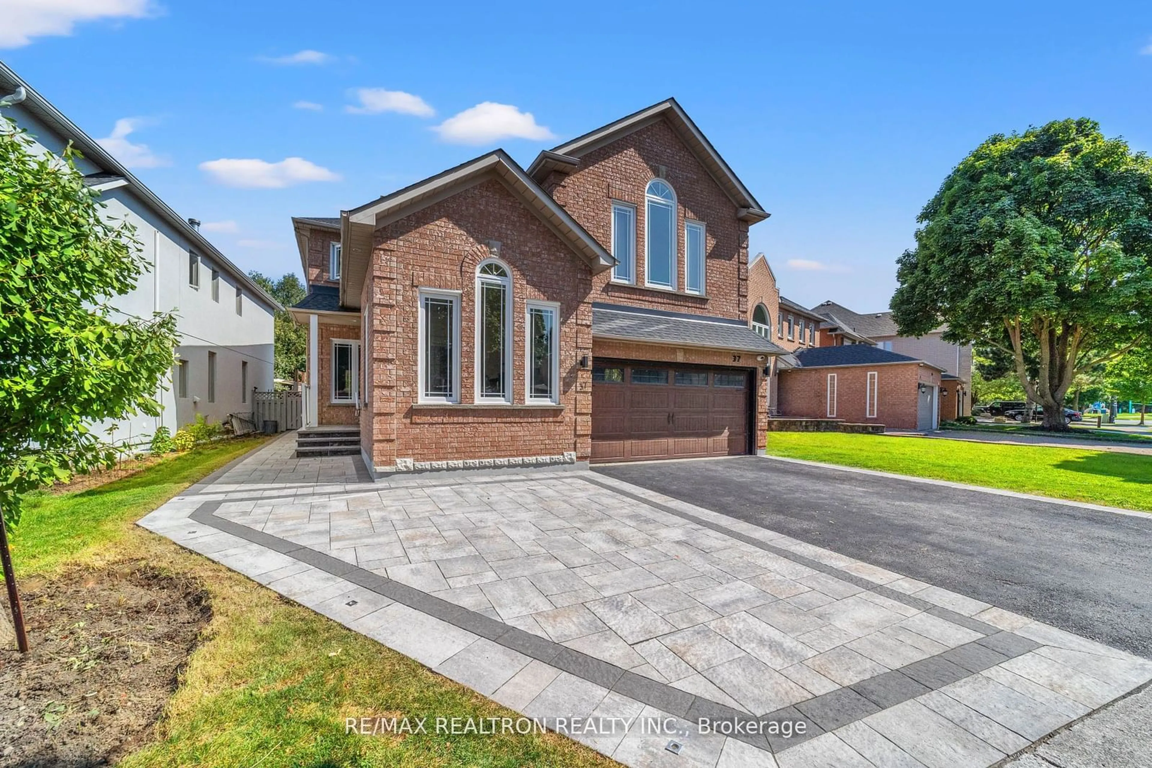 Home with brick exterior material for 37 Oakhurst Dr, Vaughan Ontario L4J 7V3