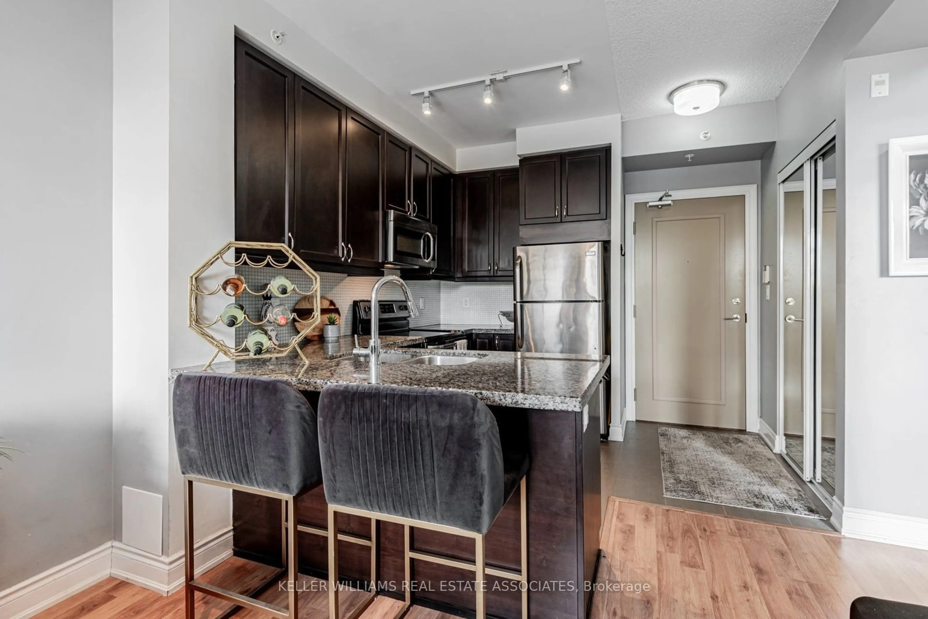 Open concept kitchen for 2369 Major Mackenzie Dr #210, Vaughan Ontario L6A 3Y7