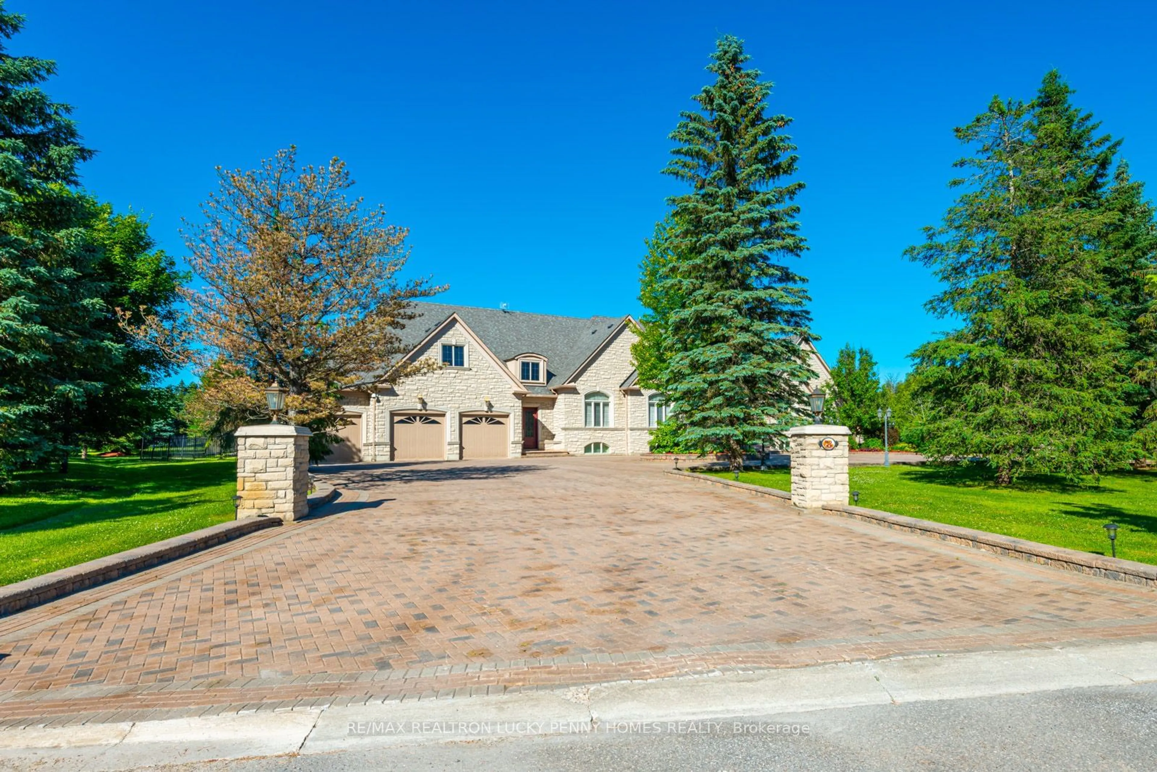 A pic from exterior of the house or condo, the street view for 22 Riverstone Crt, East Gwillimbury Ontario L0G 1V0