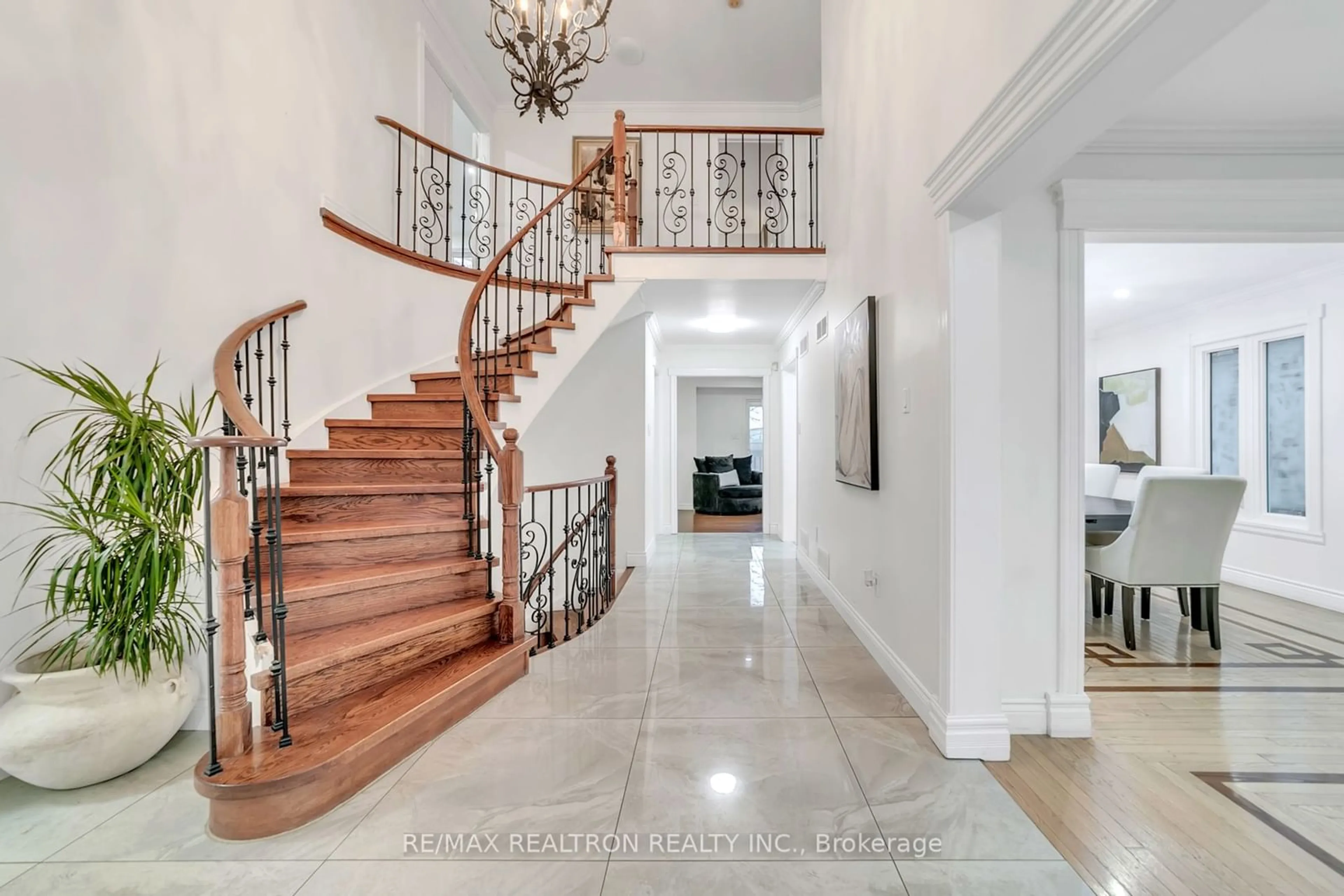 Indoor foyer, wood floors for 11 Trafalgar Sq, Vaughan Ontario L4J 7M6