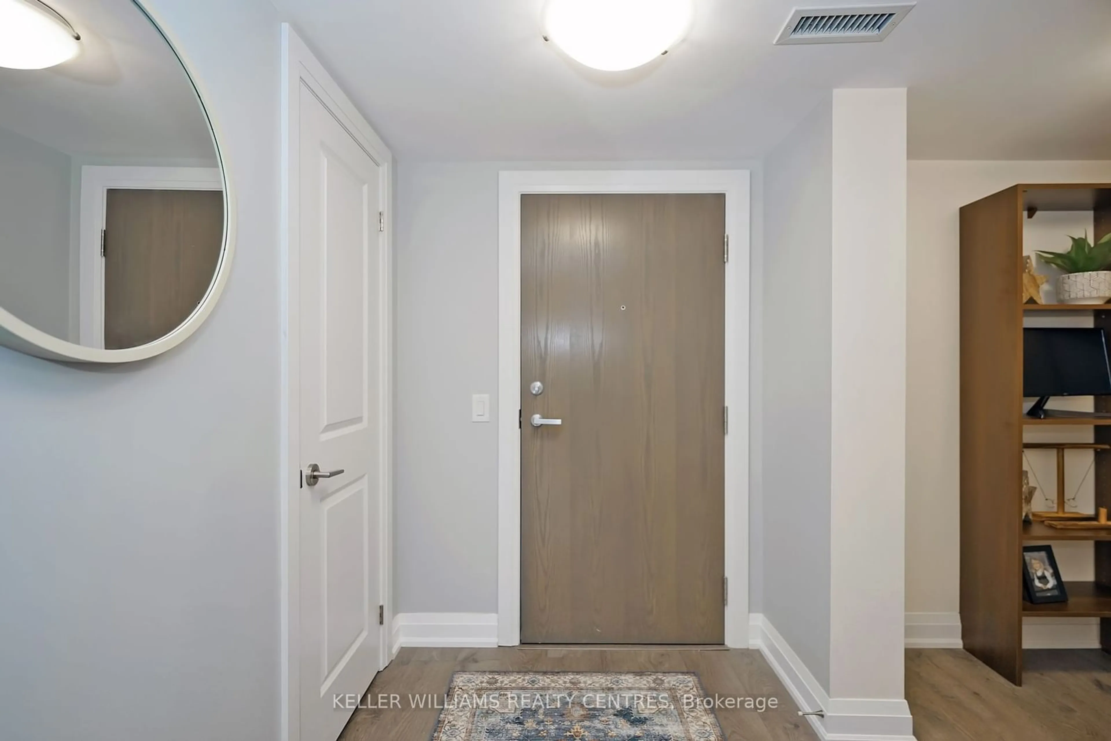 Indoor entryway, wood floors for 481 Rupert Ave #222, Whitchurch-Stouffville Ontario L4A 1Y7