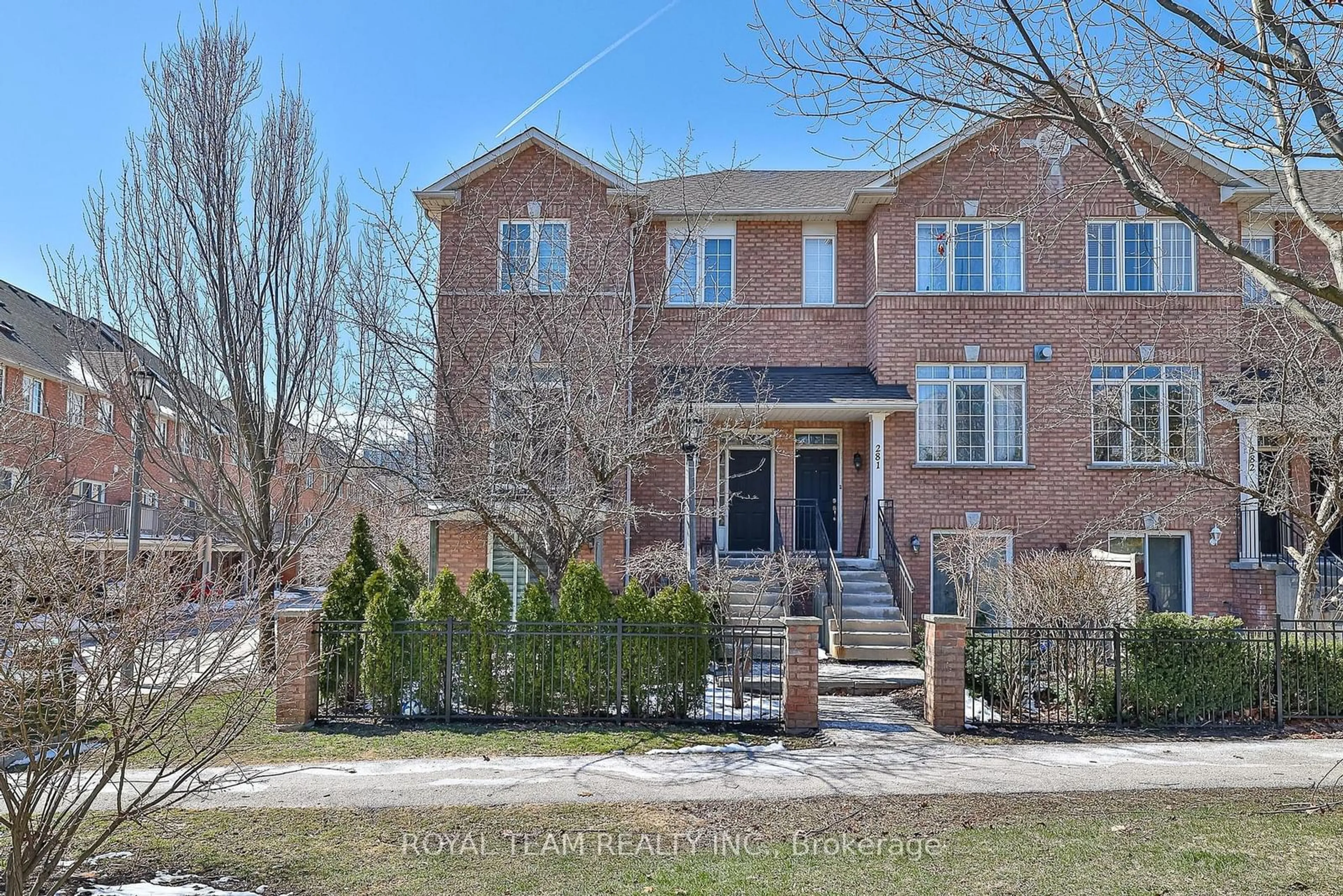 A pic from exterior of the house or condo, the street view for 23 Observatory Lane #280, Richmond Hill Ontario L4C 0M7