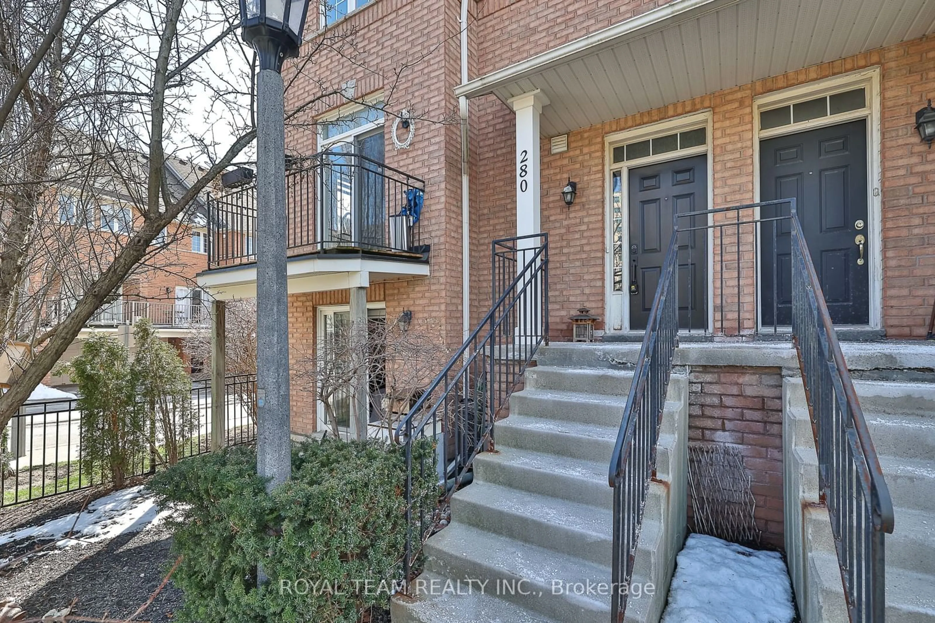 A pic from exterior of the house or condo, the street view for 23 Observatory Lane #280, Richmond Hill Ontario L4C 0M7