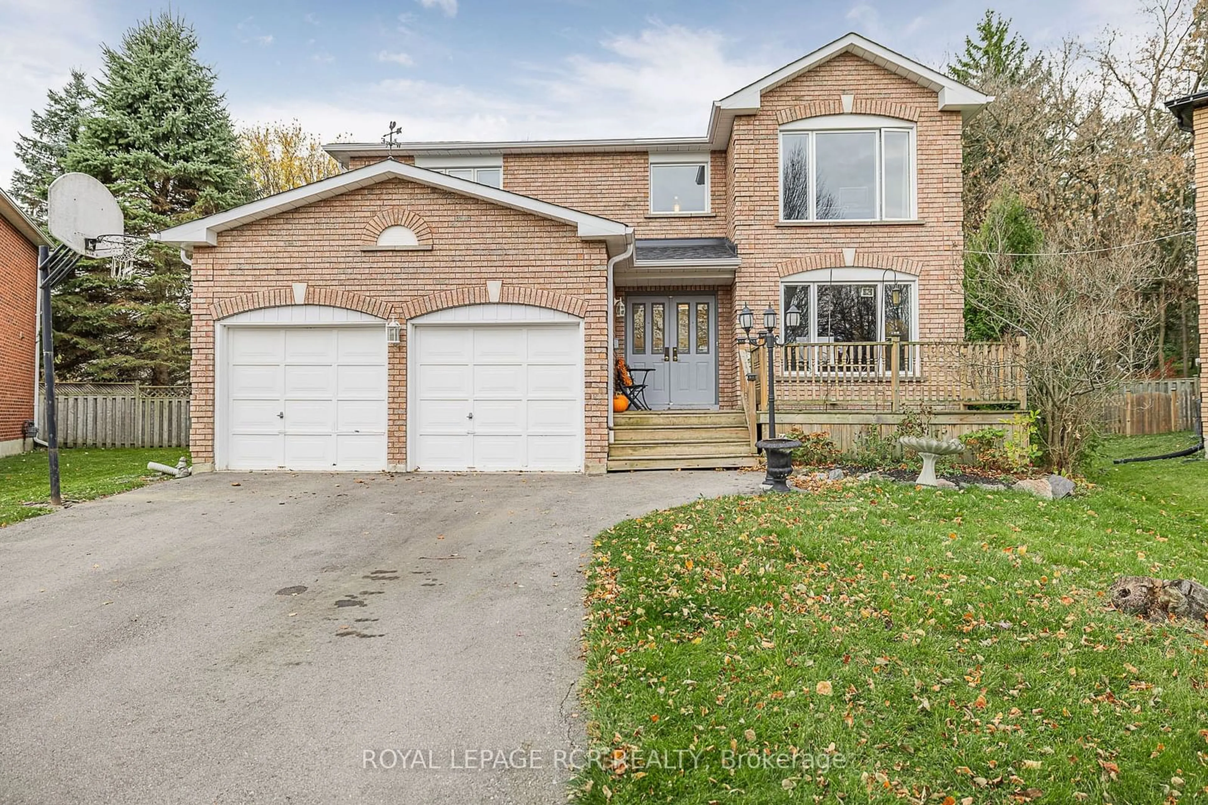 Frontside or backside of a home, the street view for 31 Cady Crt, Aurora Ontario L4G 6S1