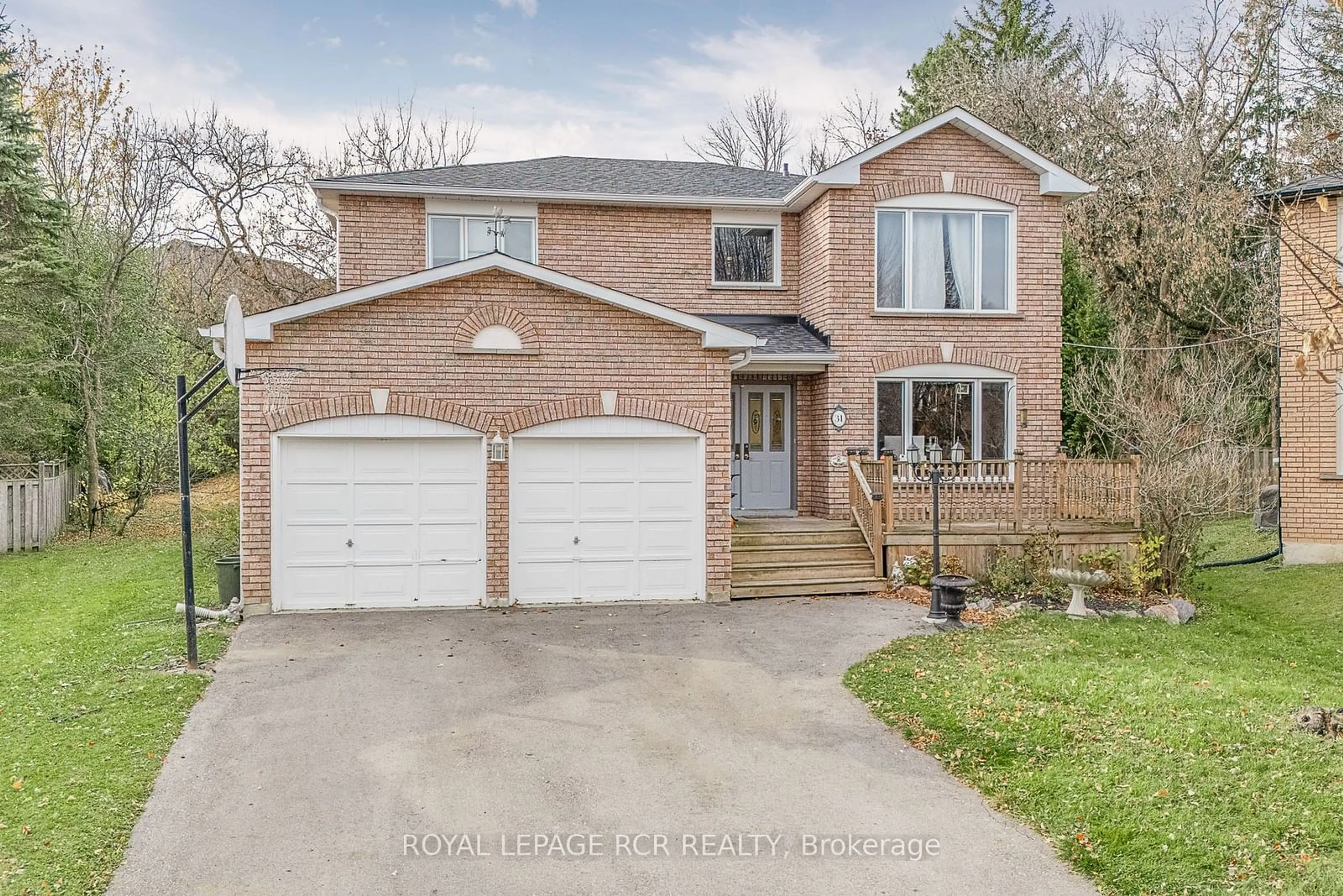 Frontside or backside of a home, the street view for 31 Cady Crt, Aurora Ontario L4G 6S1