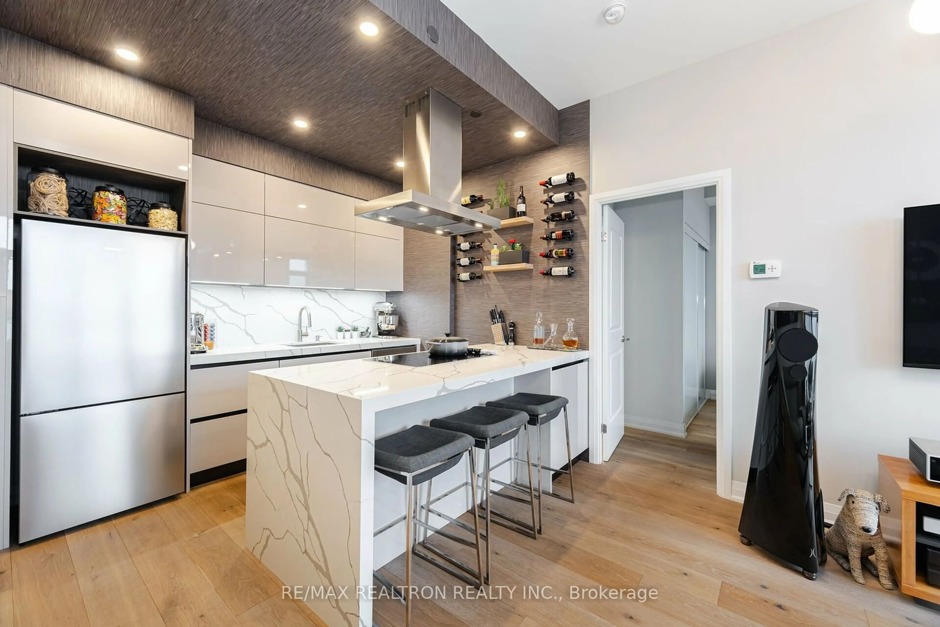 Contemporary kitchen, wood floors, mountain for 8763 Bayview Ave #533, Richmond Hill Ontario L4B 3V1