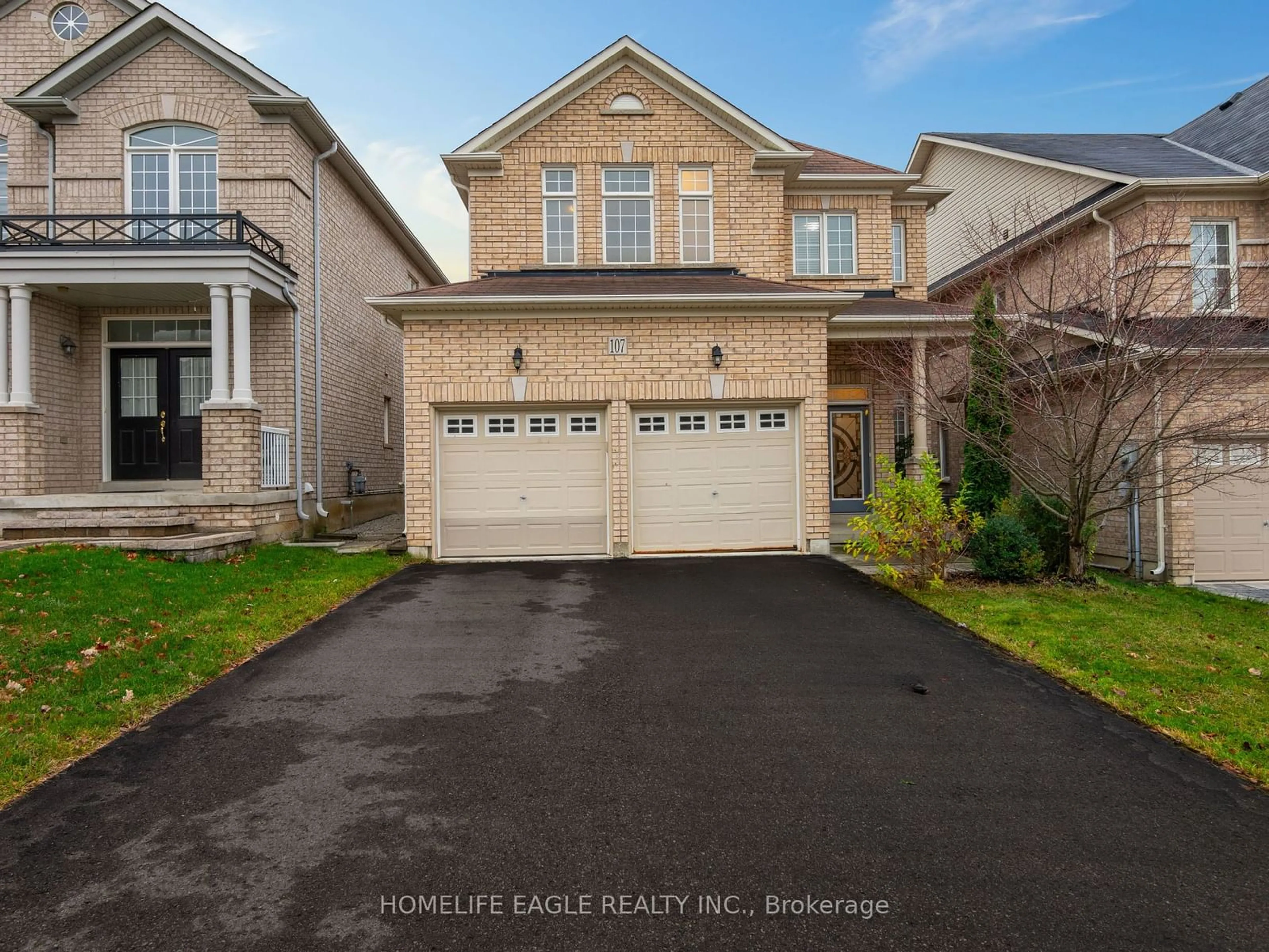 Frontside or backside of a home, the street view for 107 Herefordshire Cres, Newmarket Ontario L3X 3K8