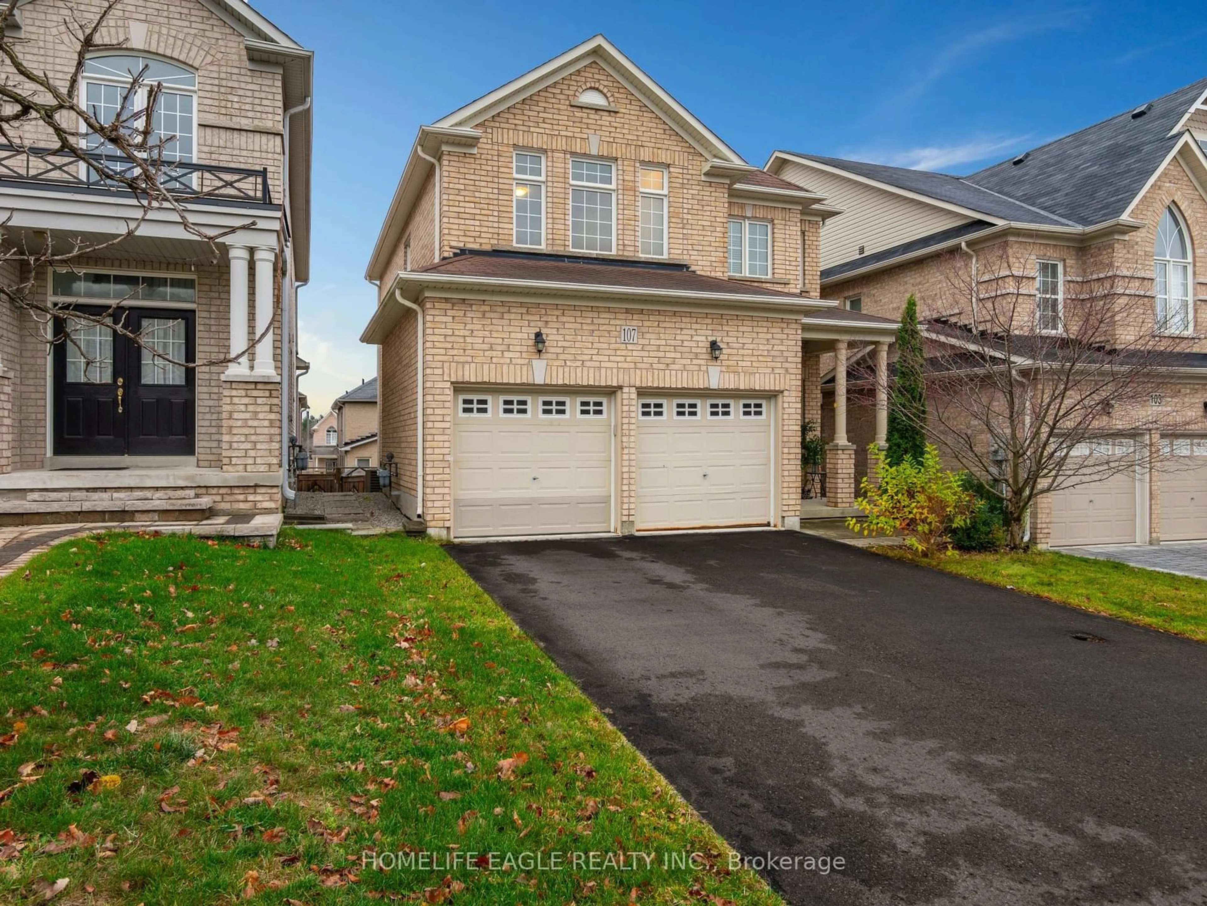 Frontside or backside of a home, the street view for 107 Herefordshire Cres, Newmarket Ontario L3X 3K8