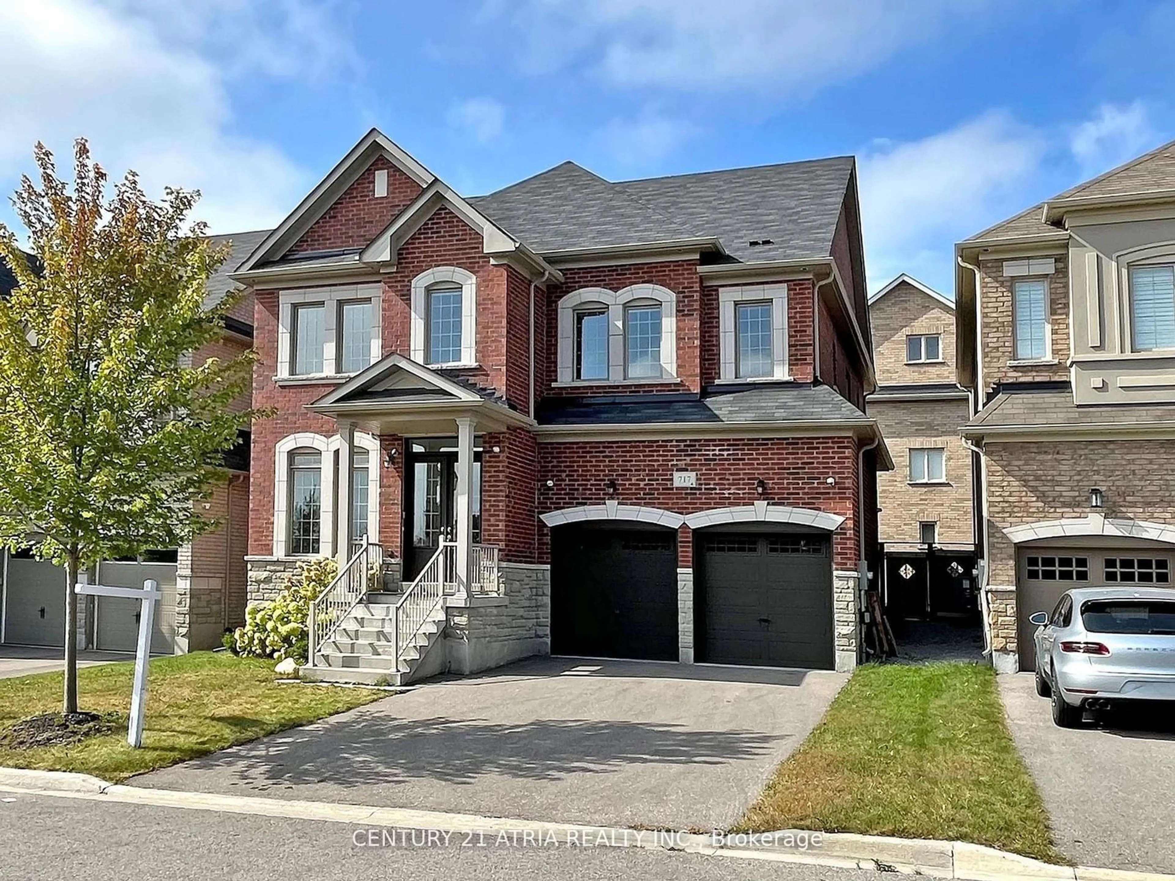 Home with brick exterior material for 717 Mee Pl, Newmarket Ontario L3X 0G6