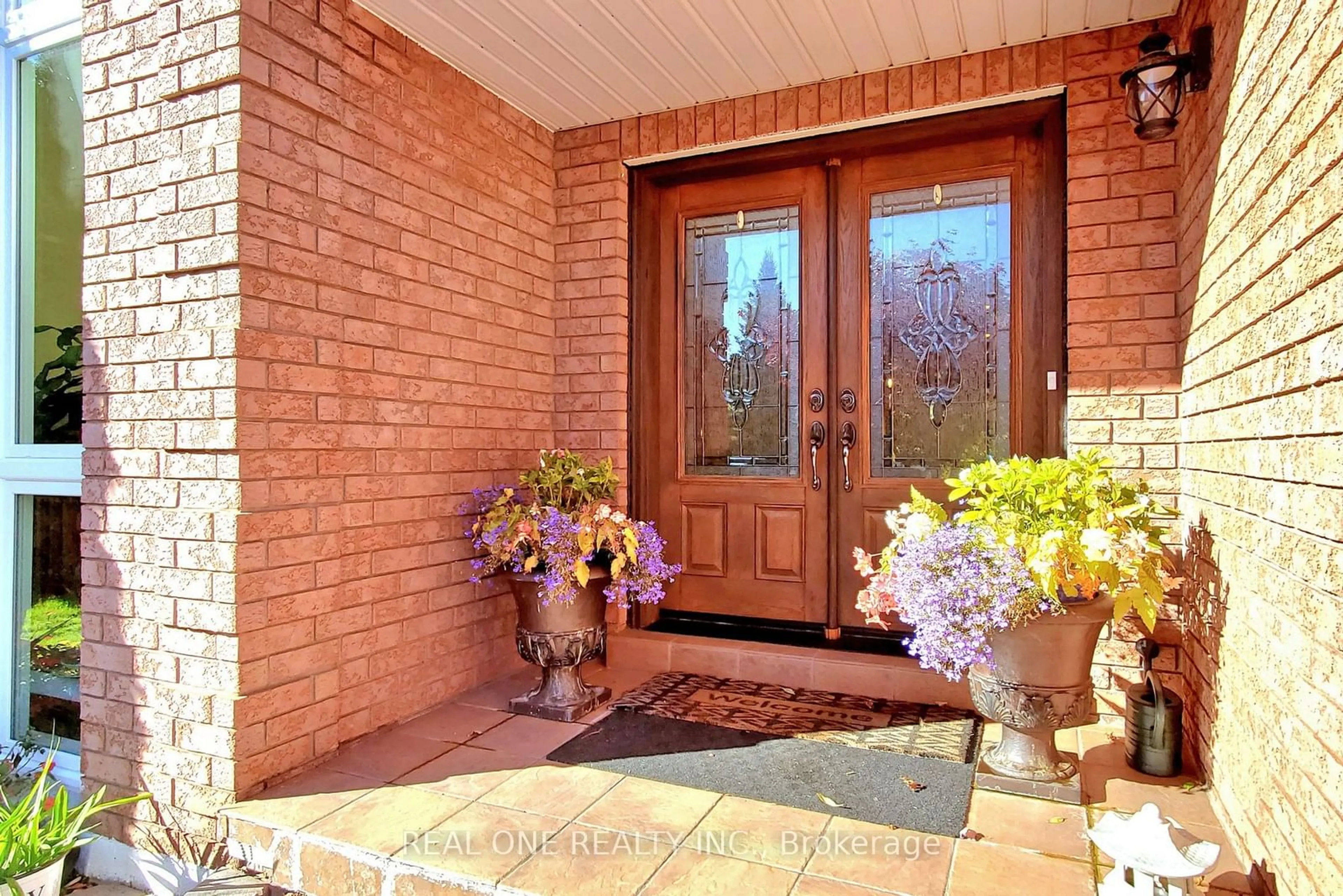 Indoor entryway, wood floors for 56 Sadot Crt, Vaughan Ontario L4J 8A8