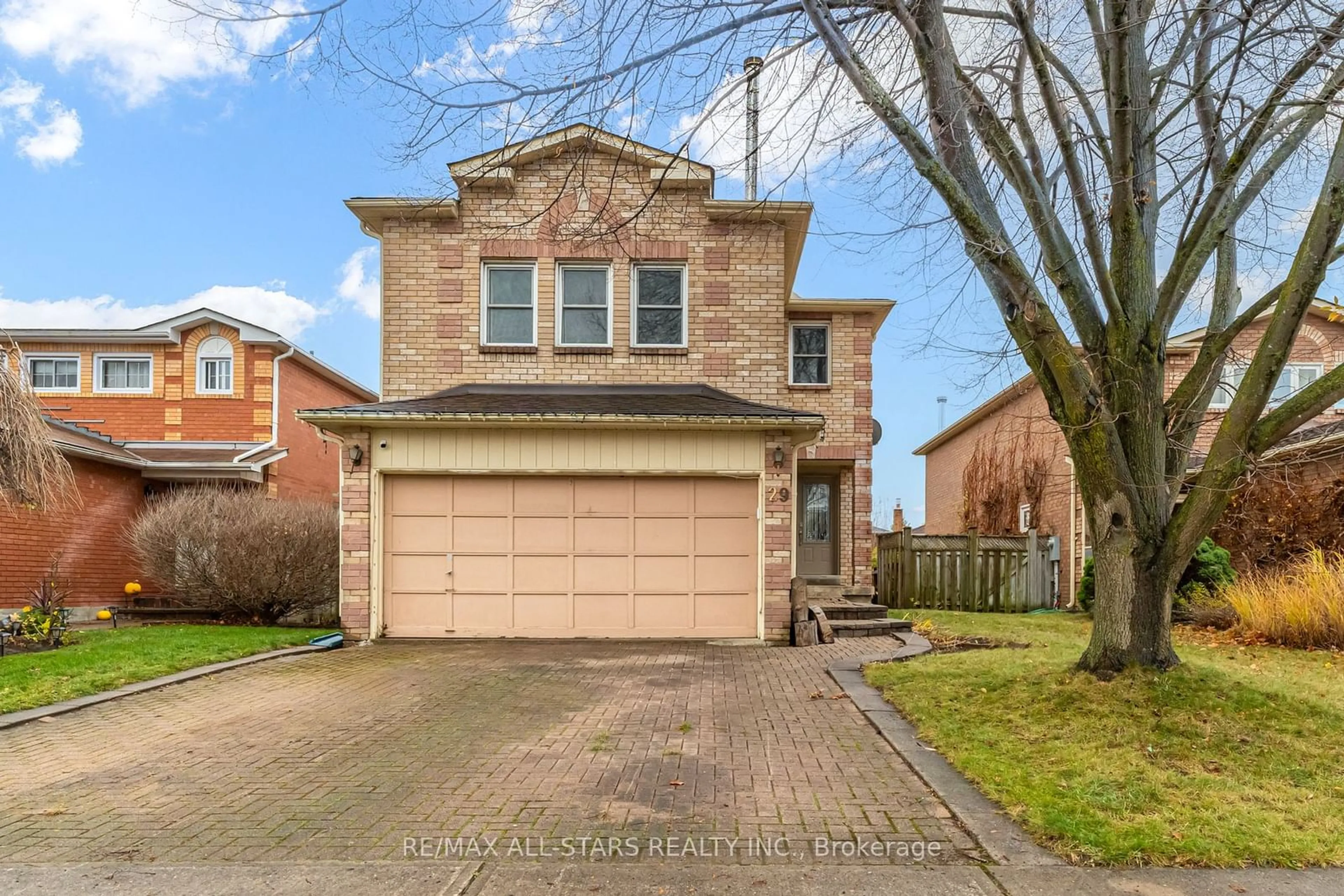 Frontside or backside of a home, the street view for 29 Justus Dr, Richmond Hill Ontario L4C 9Z8