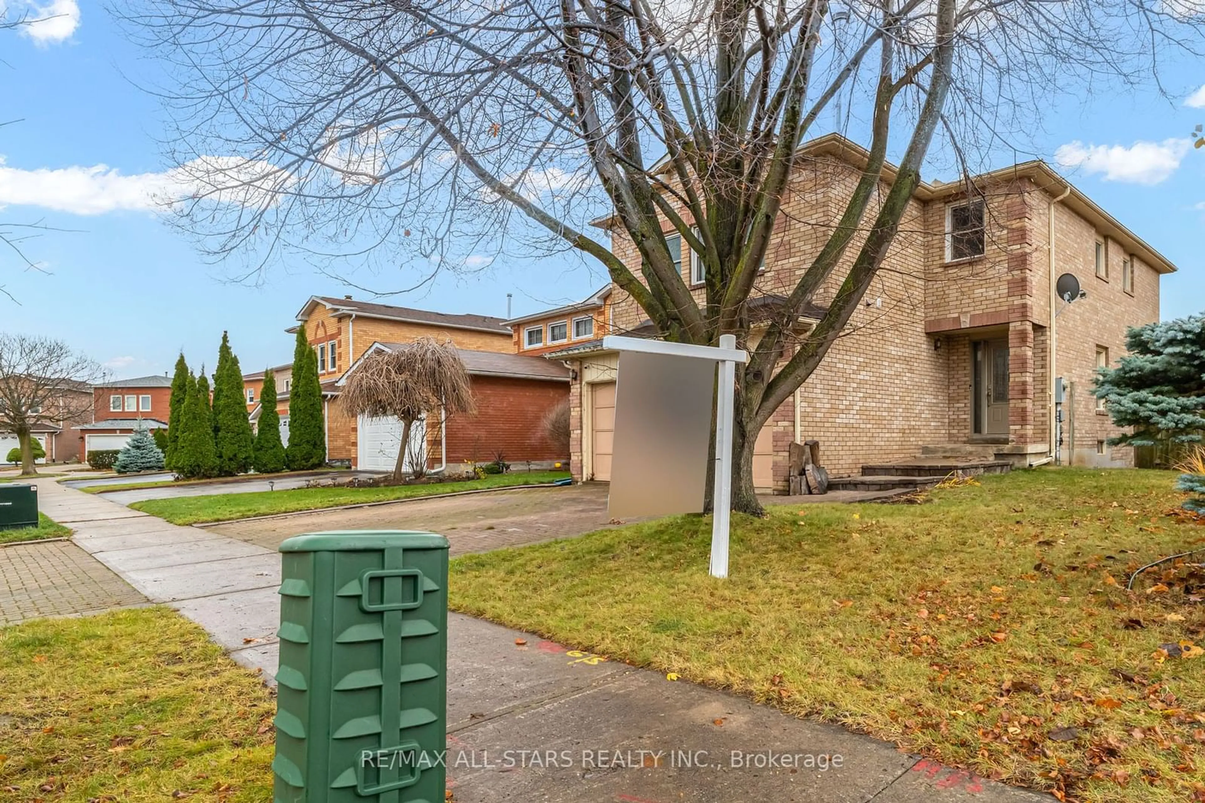 A pic from exterior of the house or condo, the street view for 29 Justus Dr, Richmond Hill Ontario L4C 9Z8