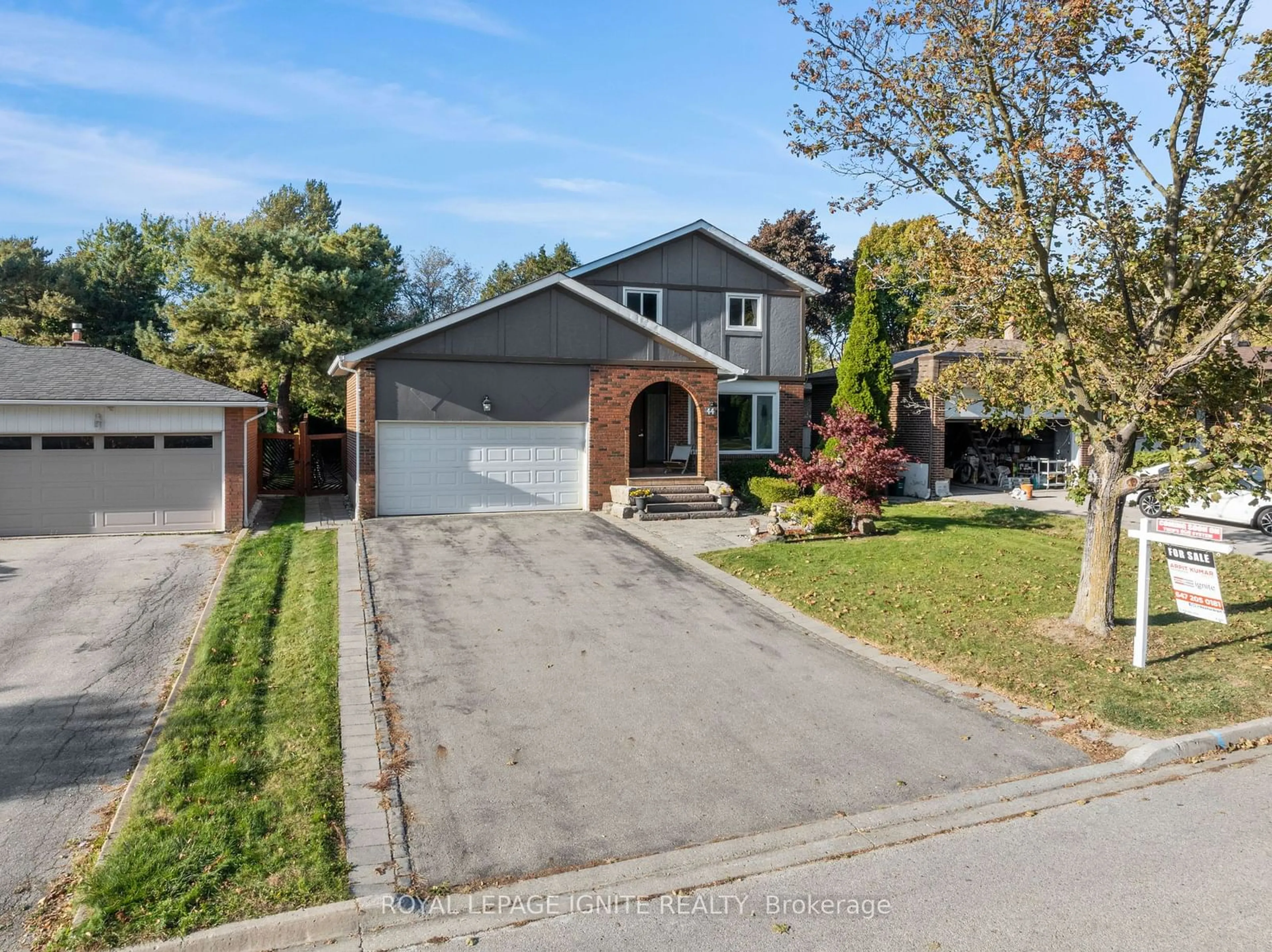 Frontside or backside of a home, the street view for 44 Coral Harbour Cres, Markham Ontario L3T 2Z7