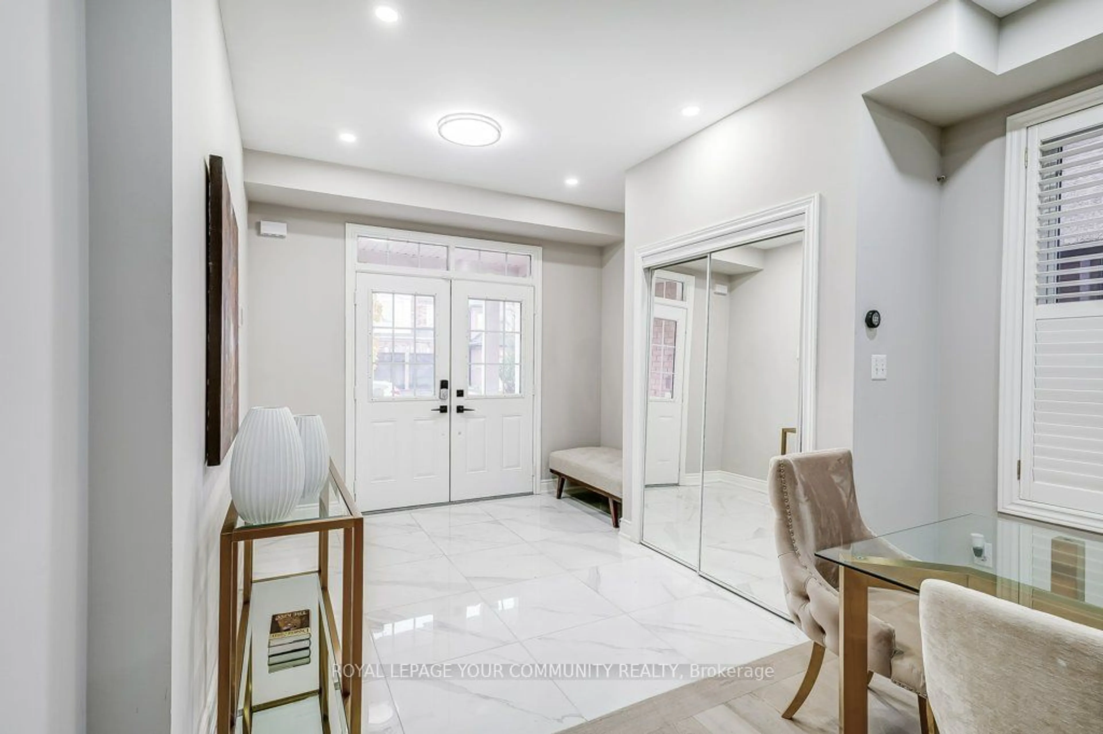 Indoor foyer, ceramic floors for 123 Golden Orchard Rd, Vaughan Ontario L6A 0M7