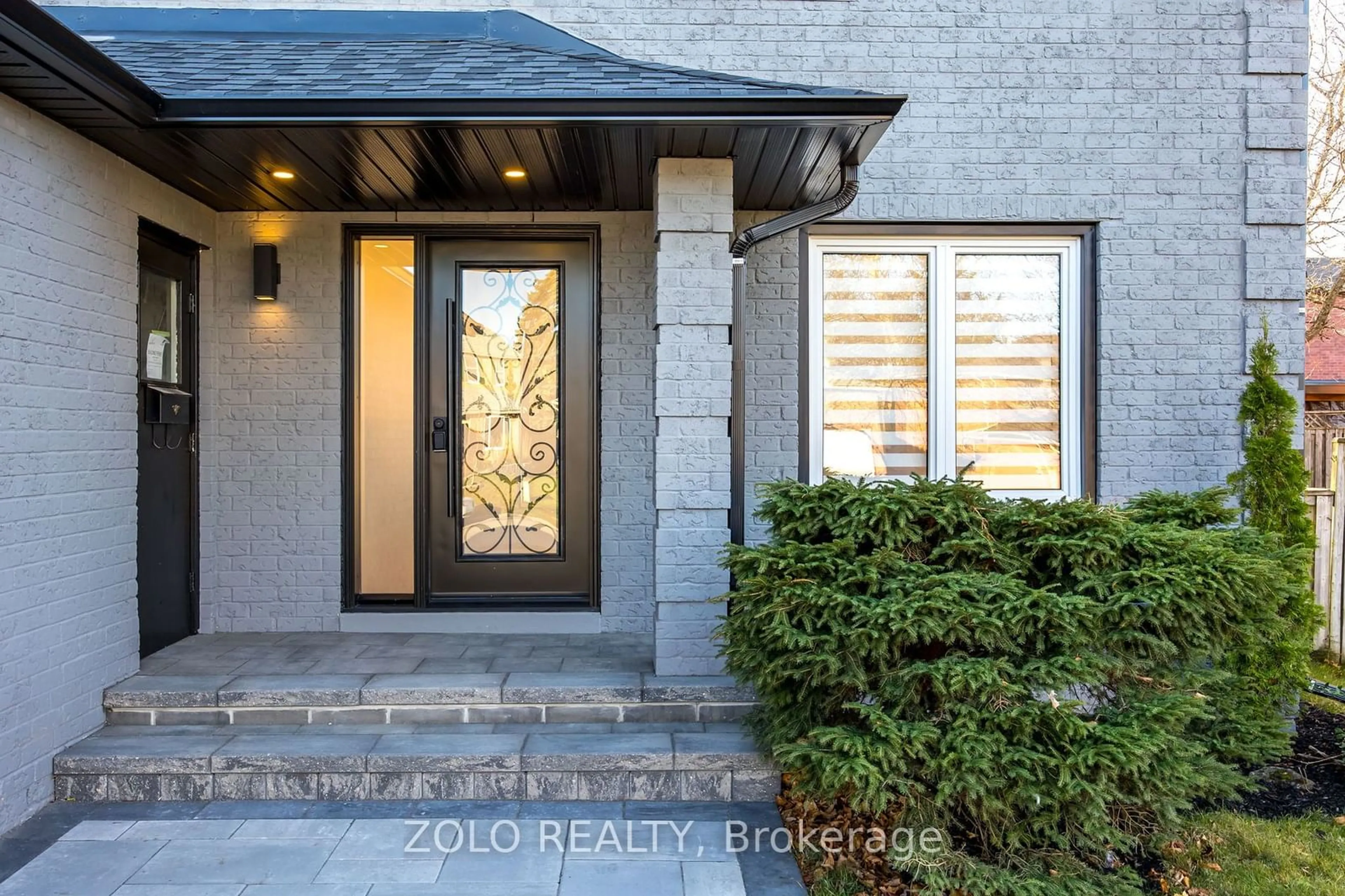 Indoor entryway, wood floors for 388 Waratah Ave, Newmarket Ontario L3Y 7T6