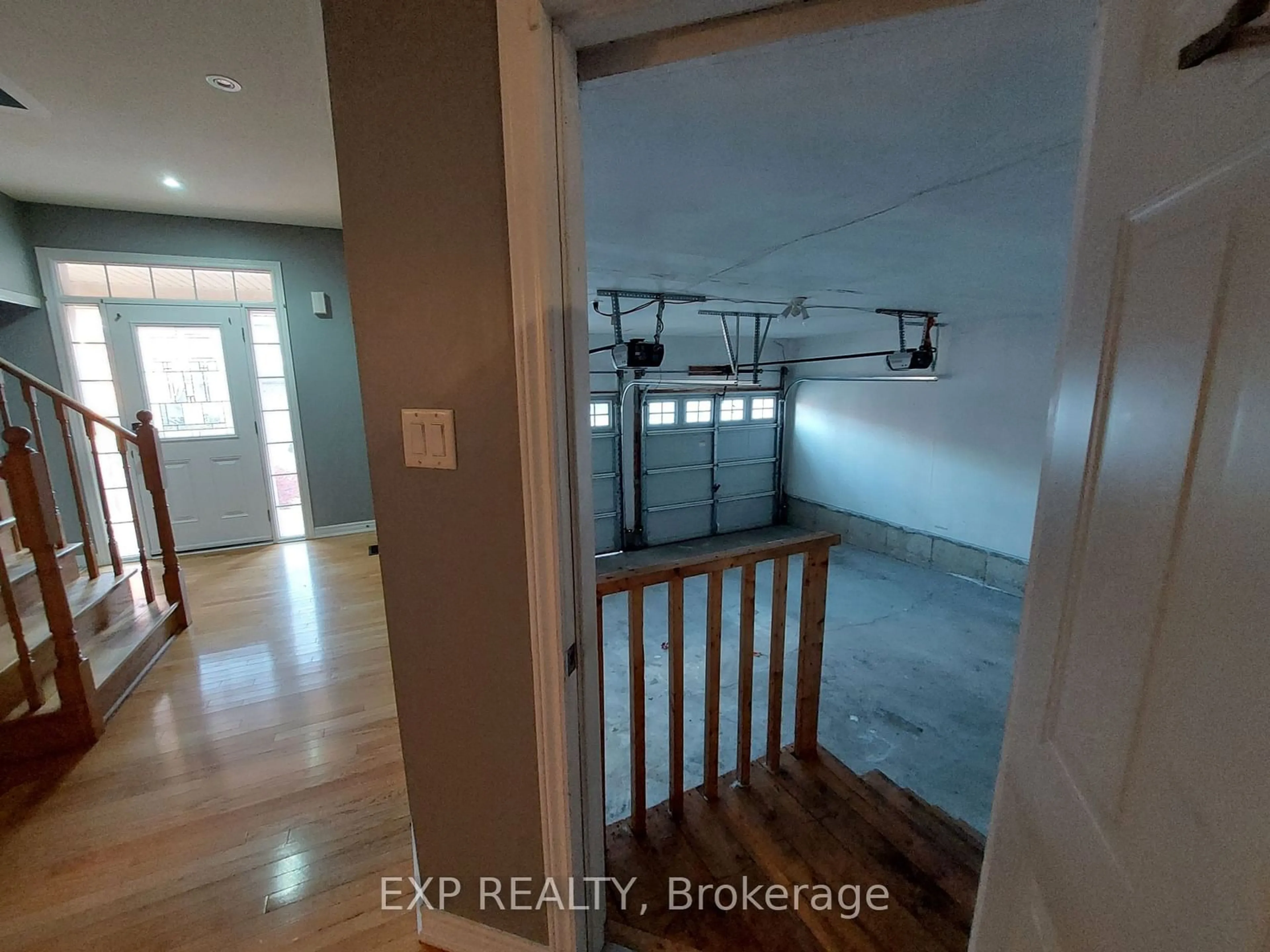 Indoor entryway, wood floors for 30 Mansard Dr, Richmond Hill Ontario L4E 0L7