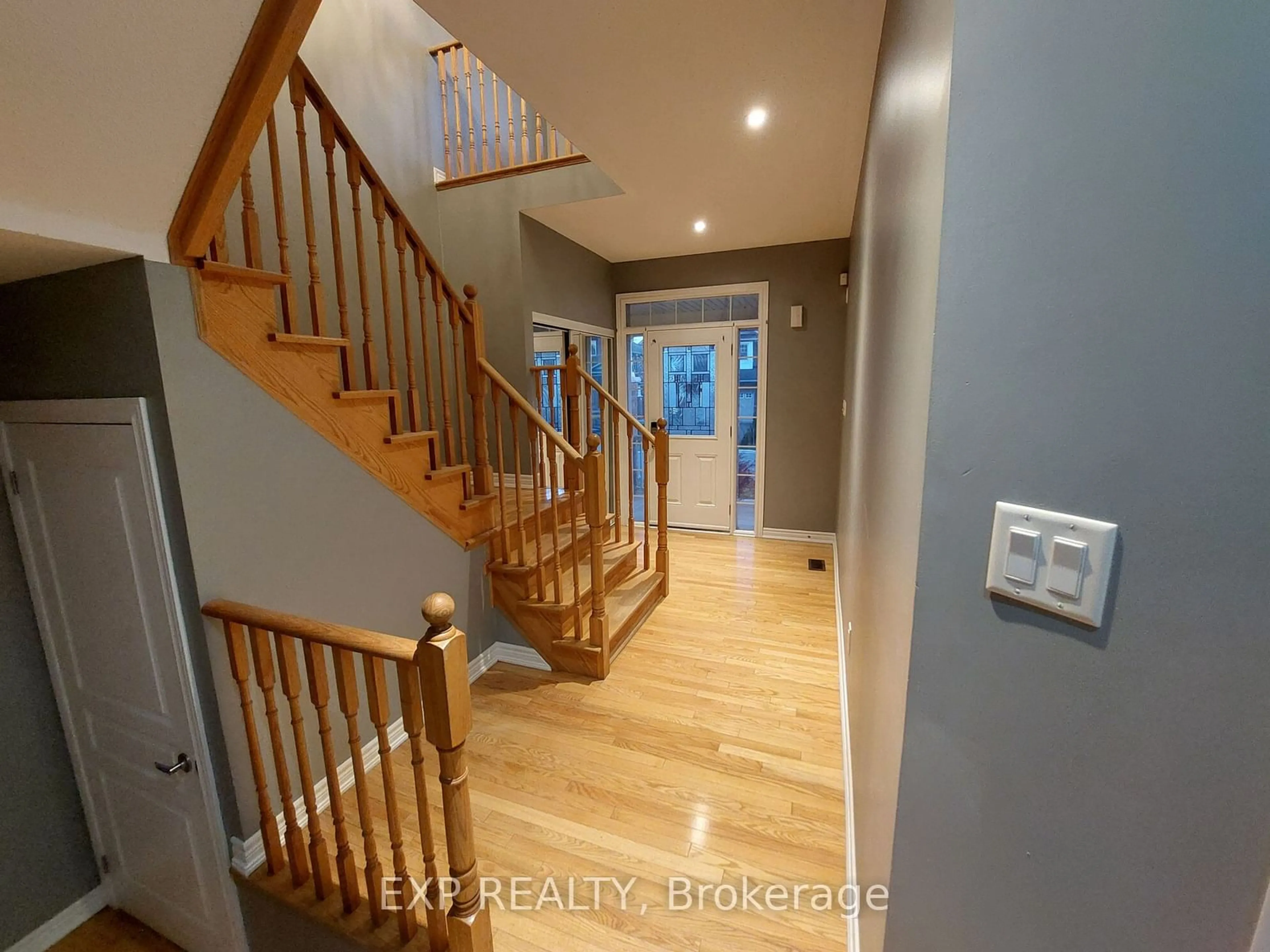 Indoor foyer, wood floors for 30 Mansard Dr, Richmond Hill Ontario L4E 0L7