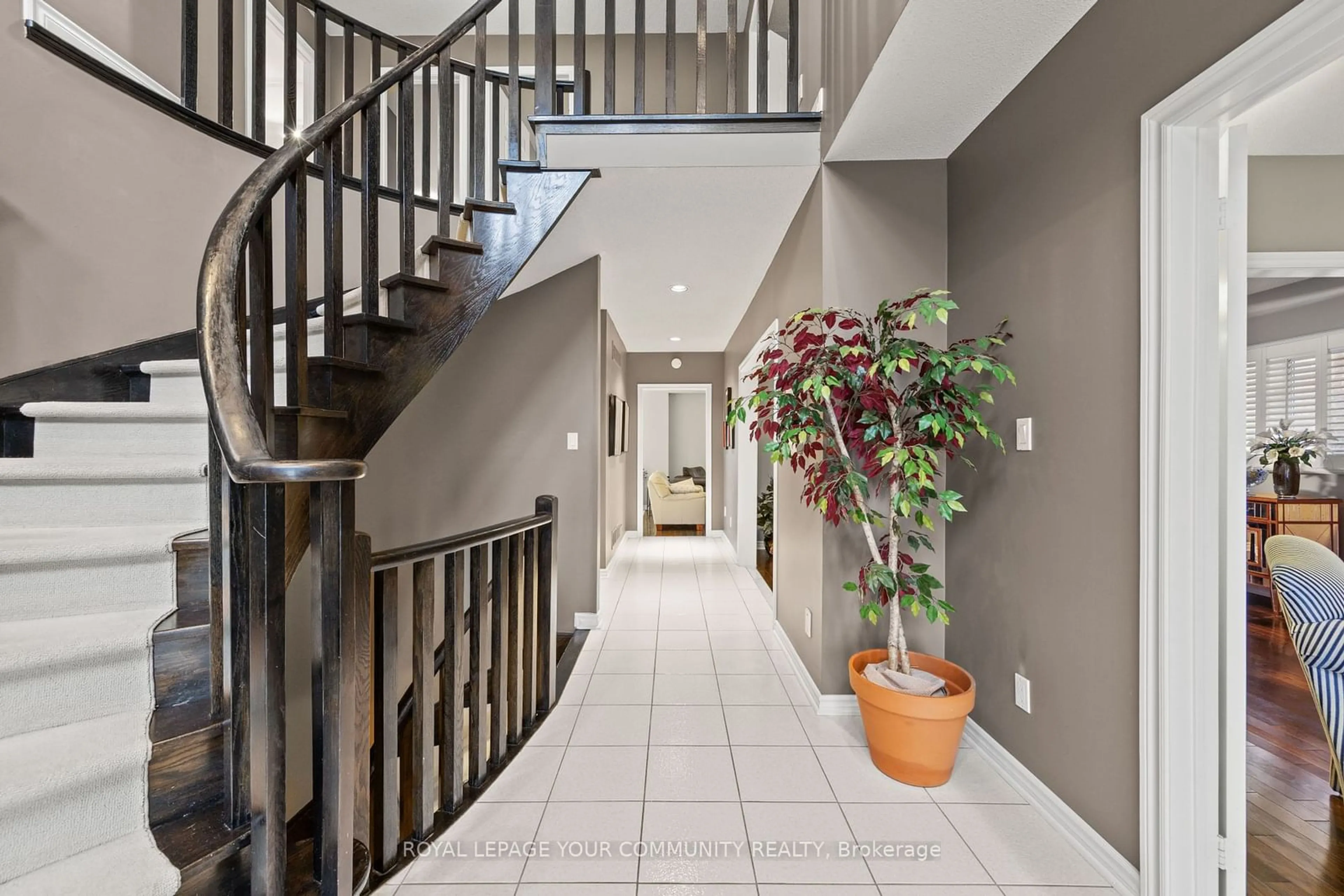 Indoor foyer, cement floor for 150 Westmount Blvd, Vaughan Ontario L4J 7W2