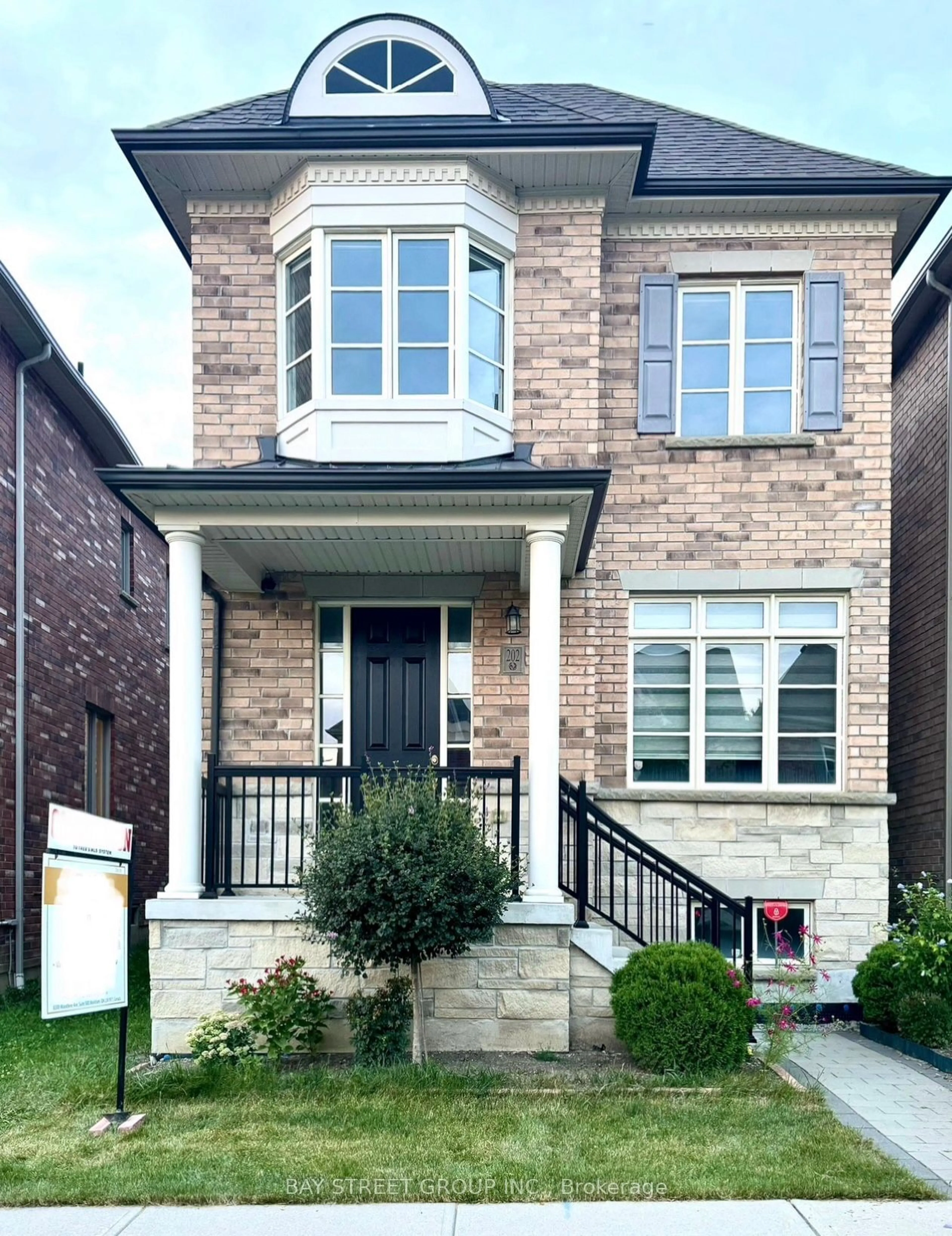 Home with brick exterior material for 202 Paradelle Dr, Richmond Hill Ontario L4E 1E7