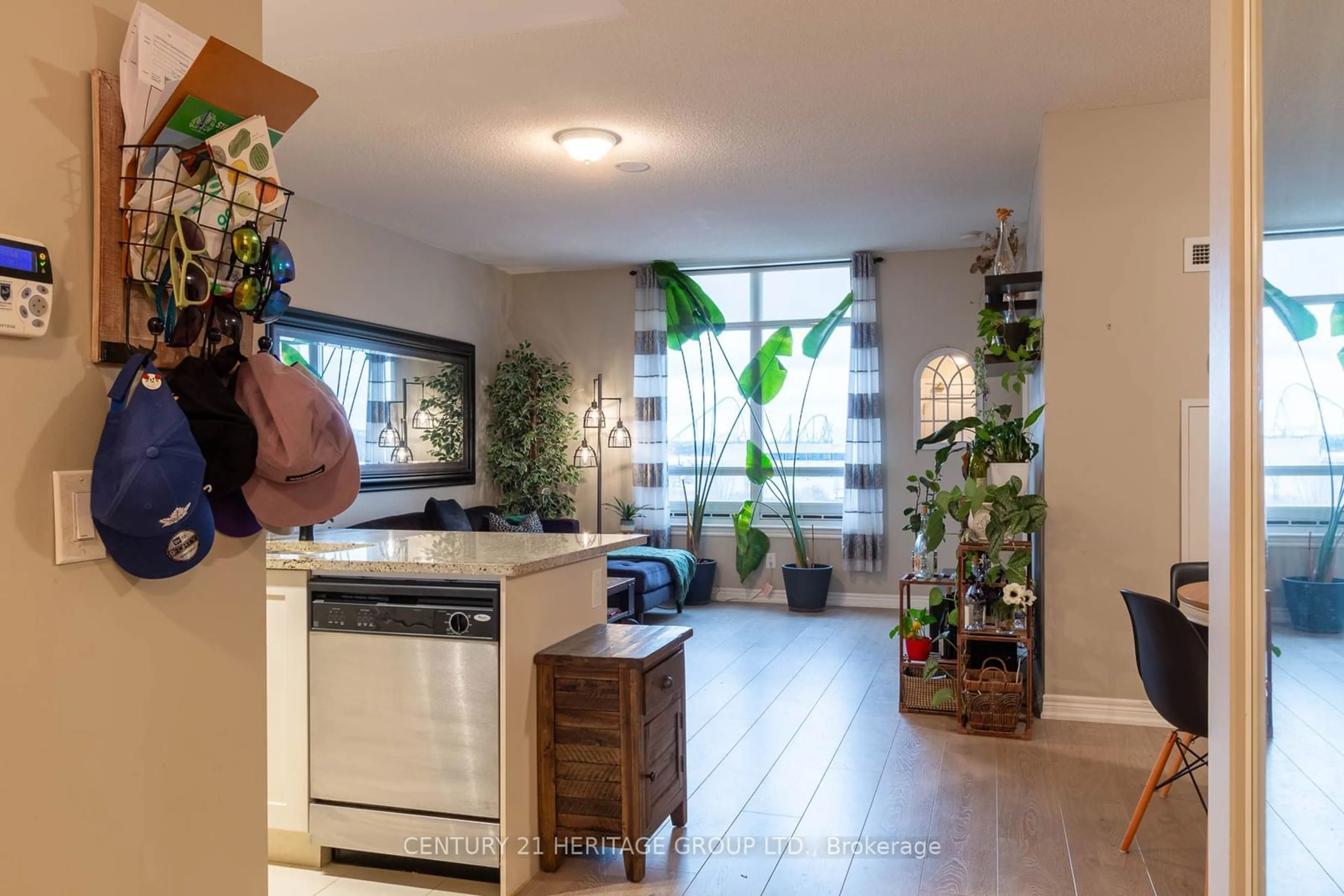 Open concept kitchen for 9245 Jane St #615, Vaughan Ontario L4K 3S2