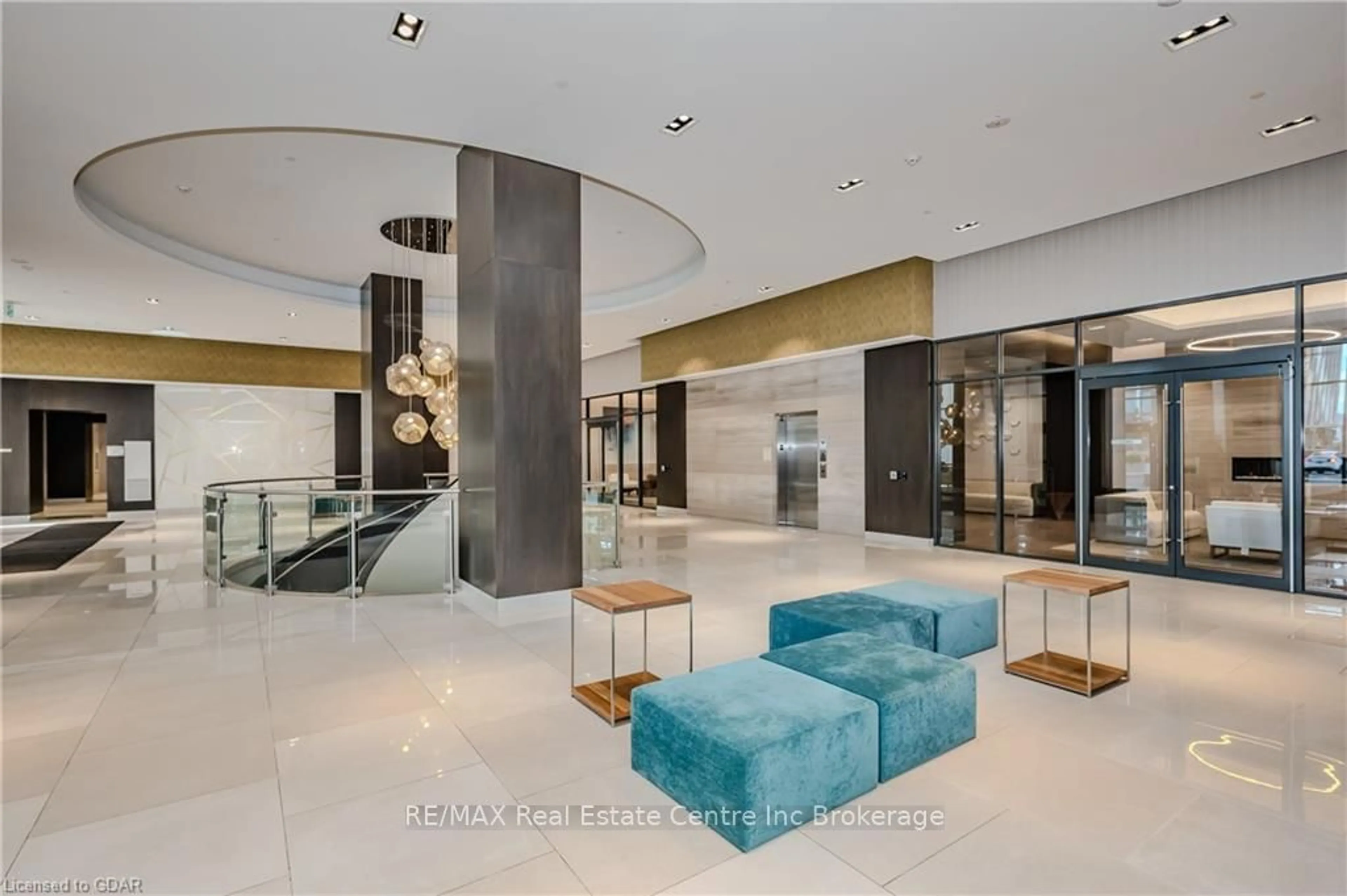 Indoor lobby, ceramic floors for 9000 JANE St #PH114, Vaughan Ontario L4K 0M6