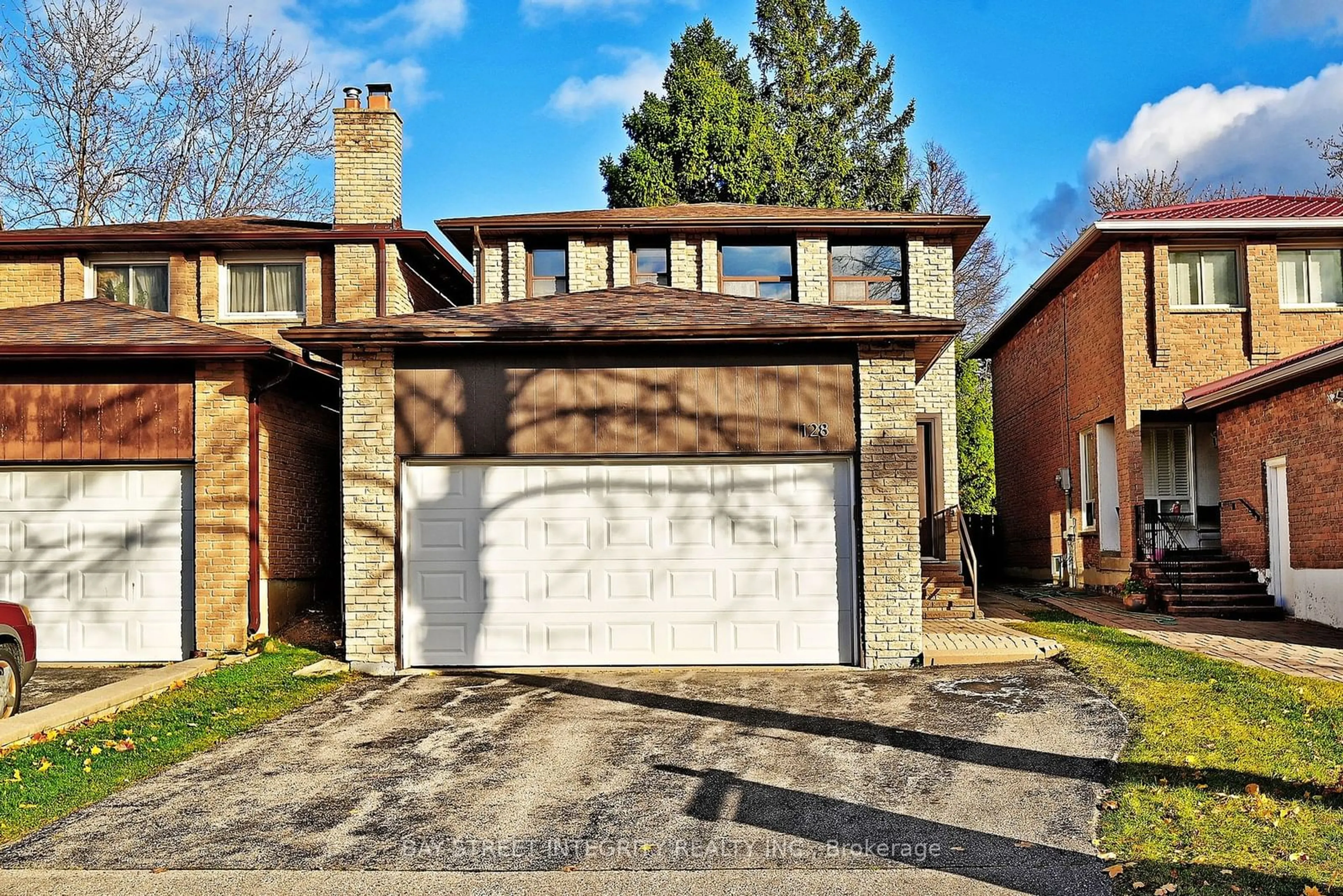 A pic from exterior of the house or condo, cottage for 128 Larksmere Crt, Markham Ontario L3R 3R3