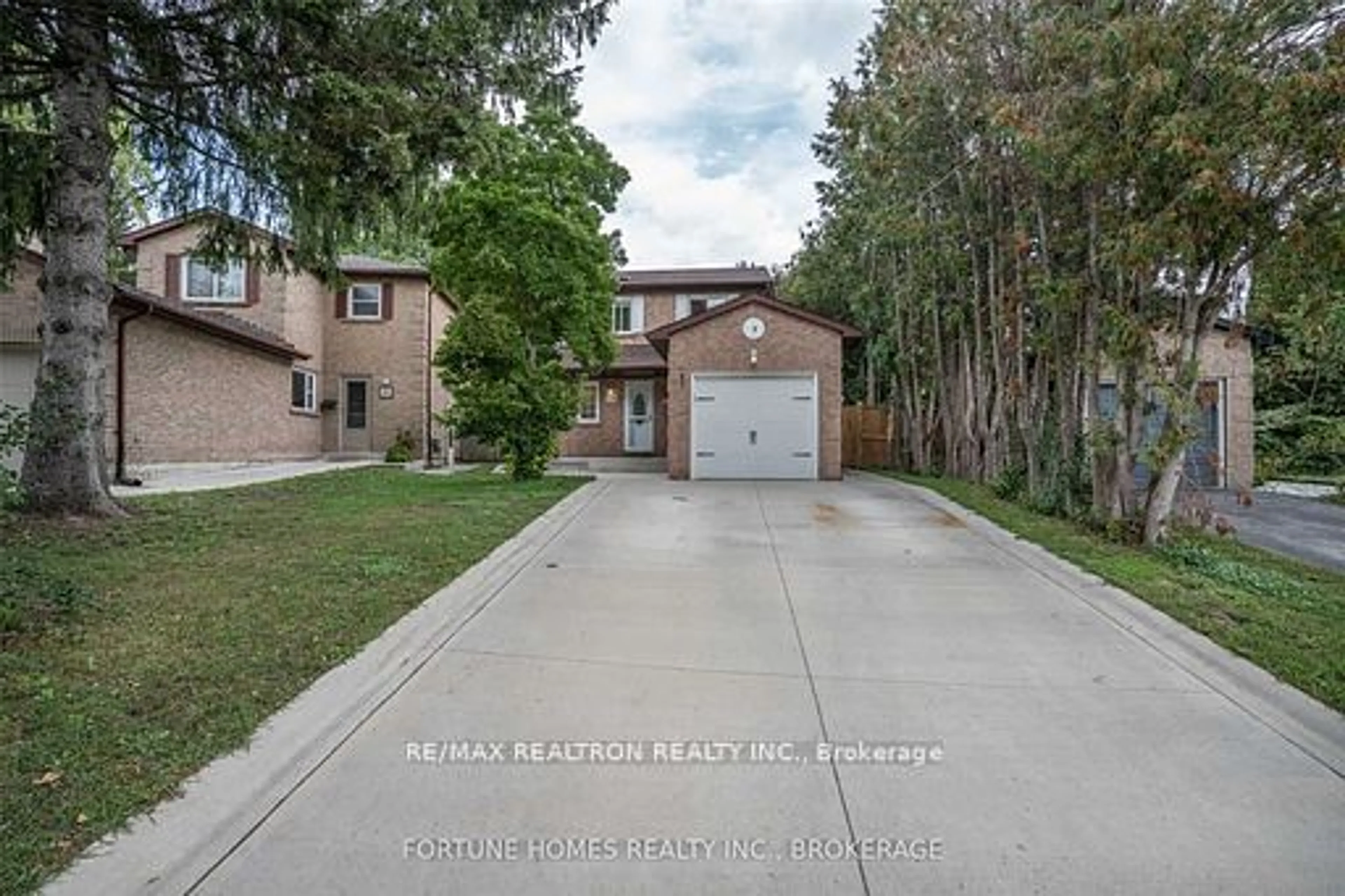 Frontside or backside of a home, the street view for 28 Valhalla Crt, Aurora Ontario L4G 5W3