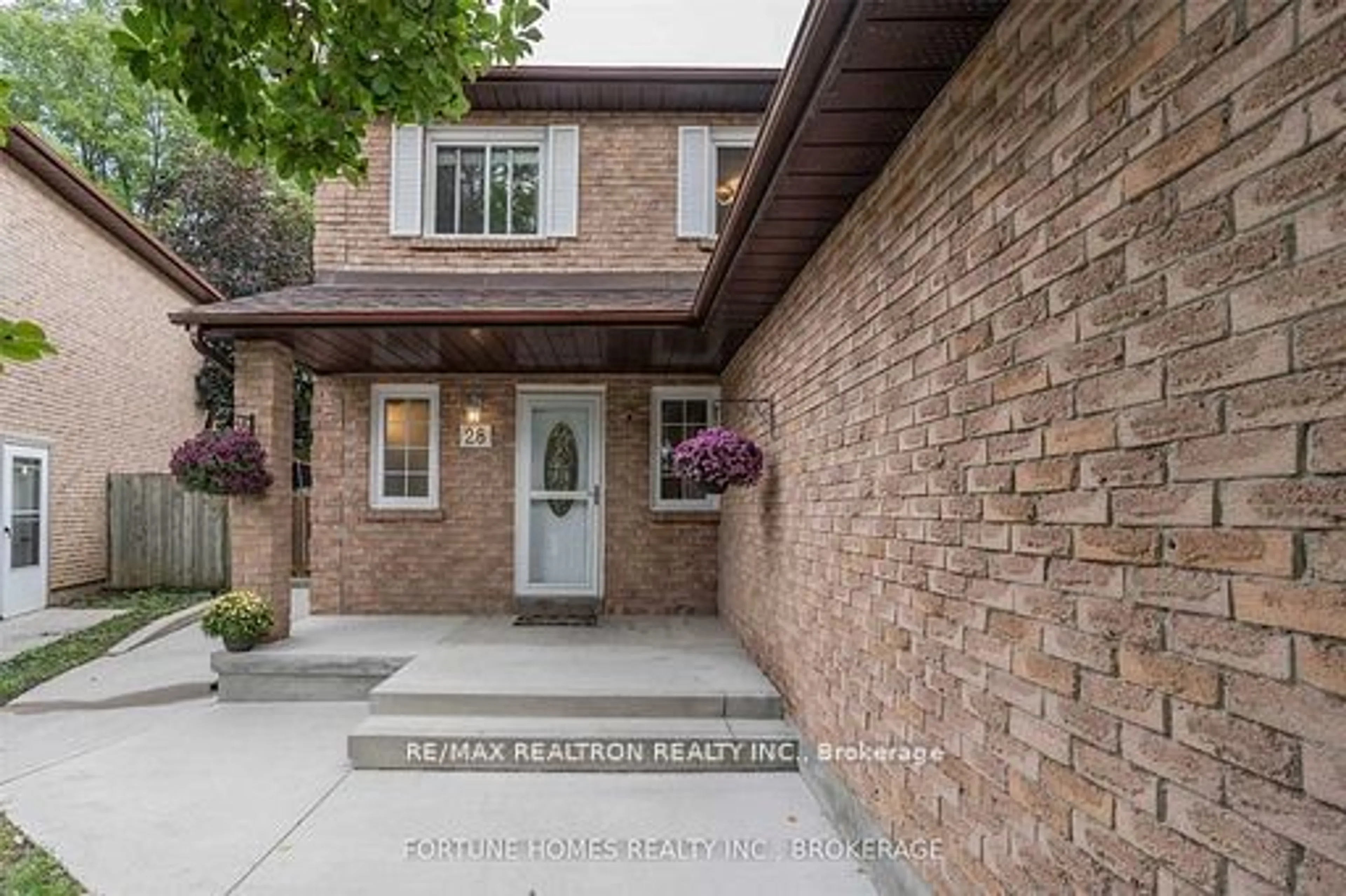 Home with brick exterior material for 28 Valhalla Crt, Aurora Ontario L4G 5W3