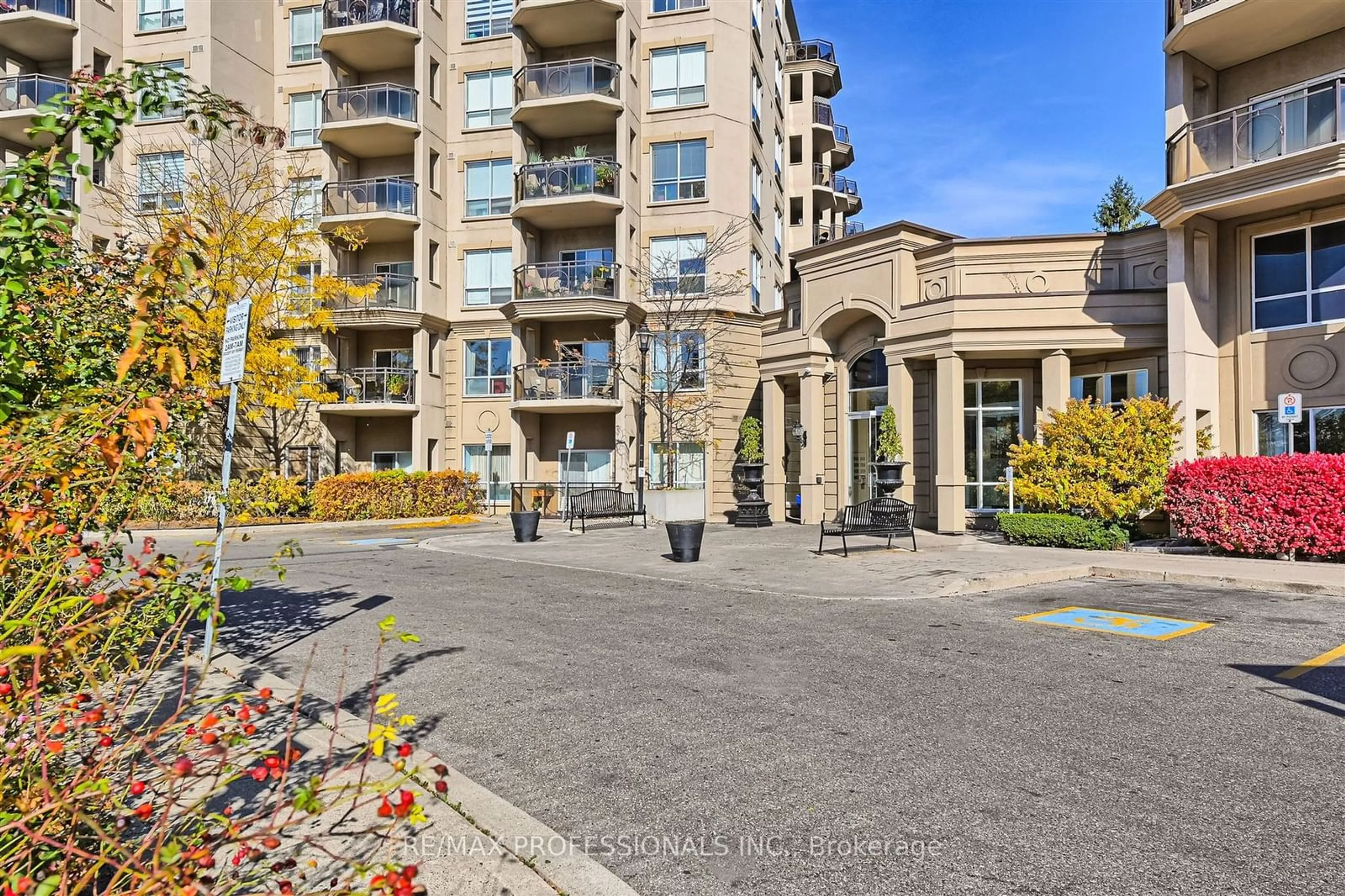 A pic from exterior of the house or condo, the street view for 8 Maison Parc Crt #217, Vaughan Ontario L4J 9K5