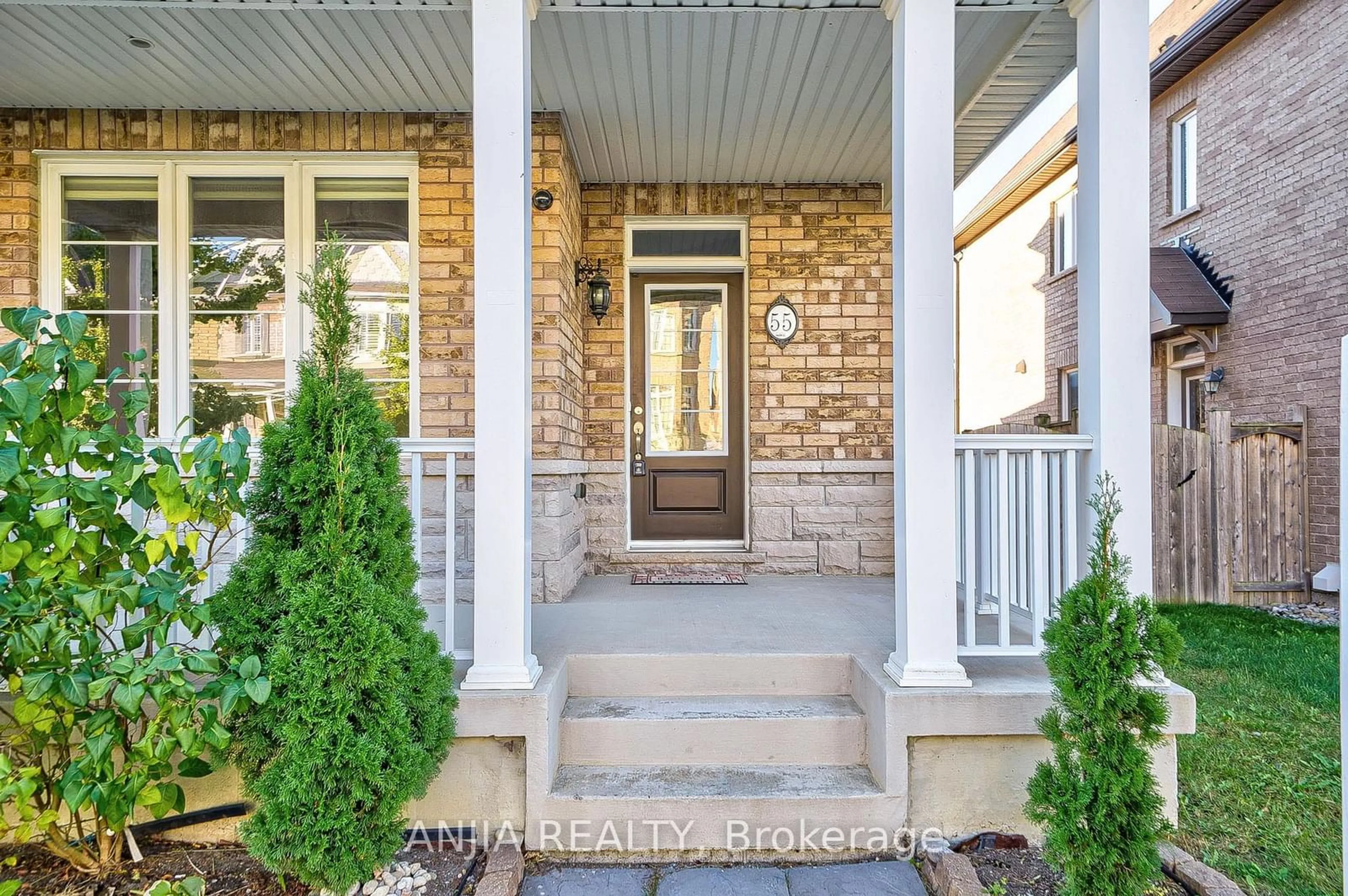 Indoor entryway, wood floors for 55 Cinemark Ave, Markham Ontario L6B 0W2