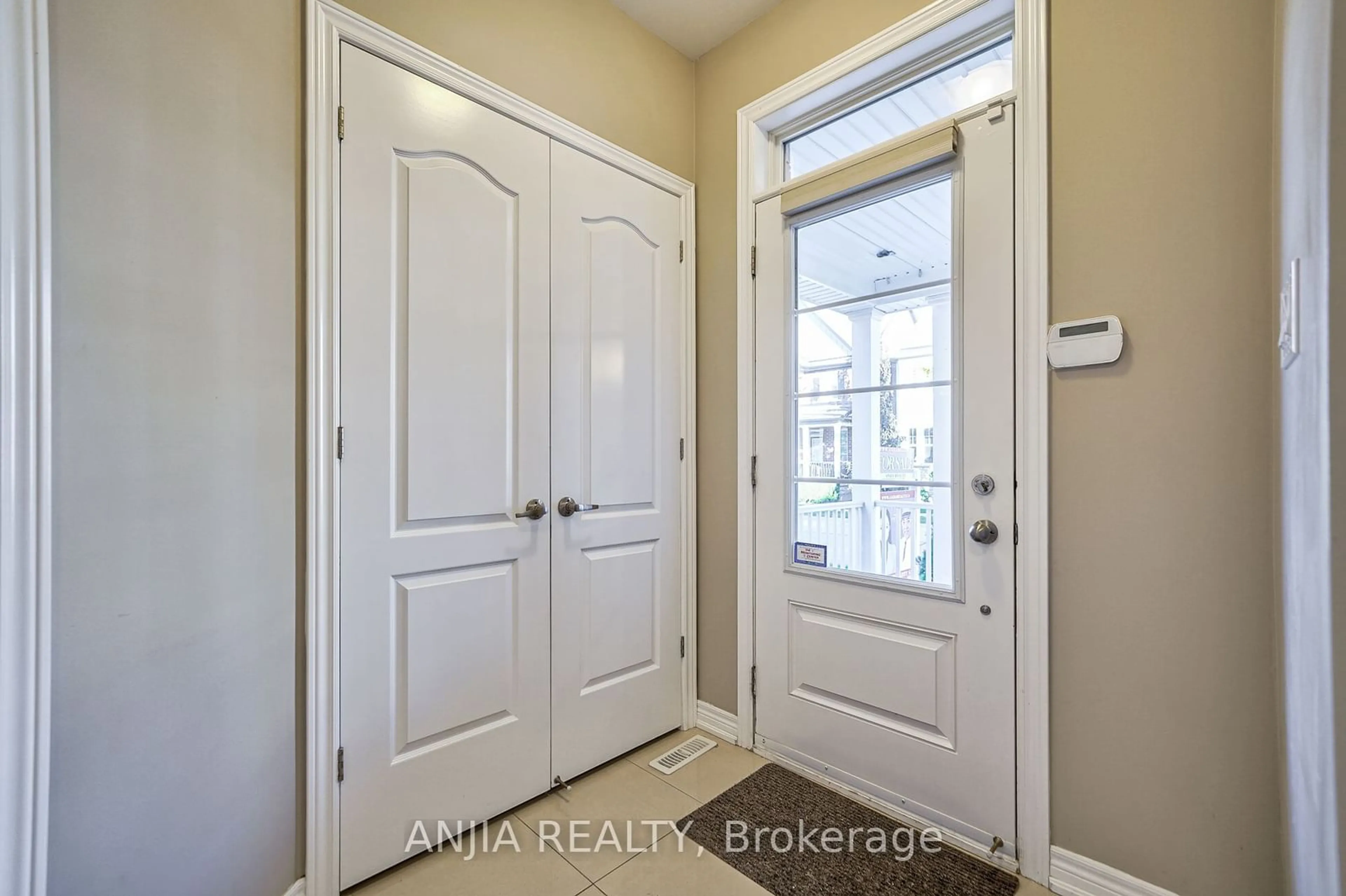 Indoor entryway, wood floors for 55 Cinemark Ave, Markham Ontario L6B 0W2