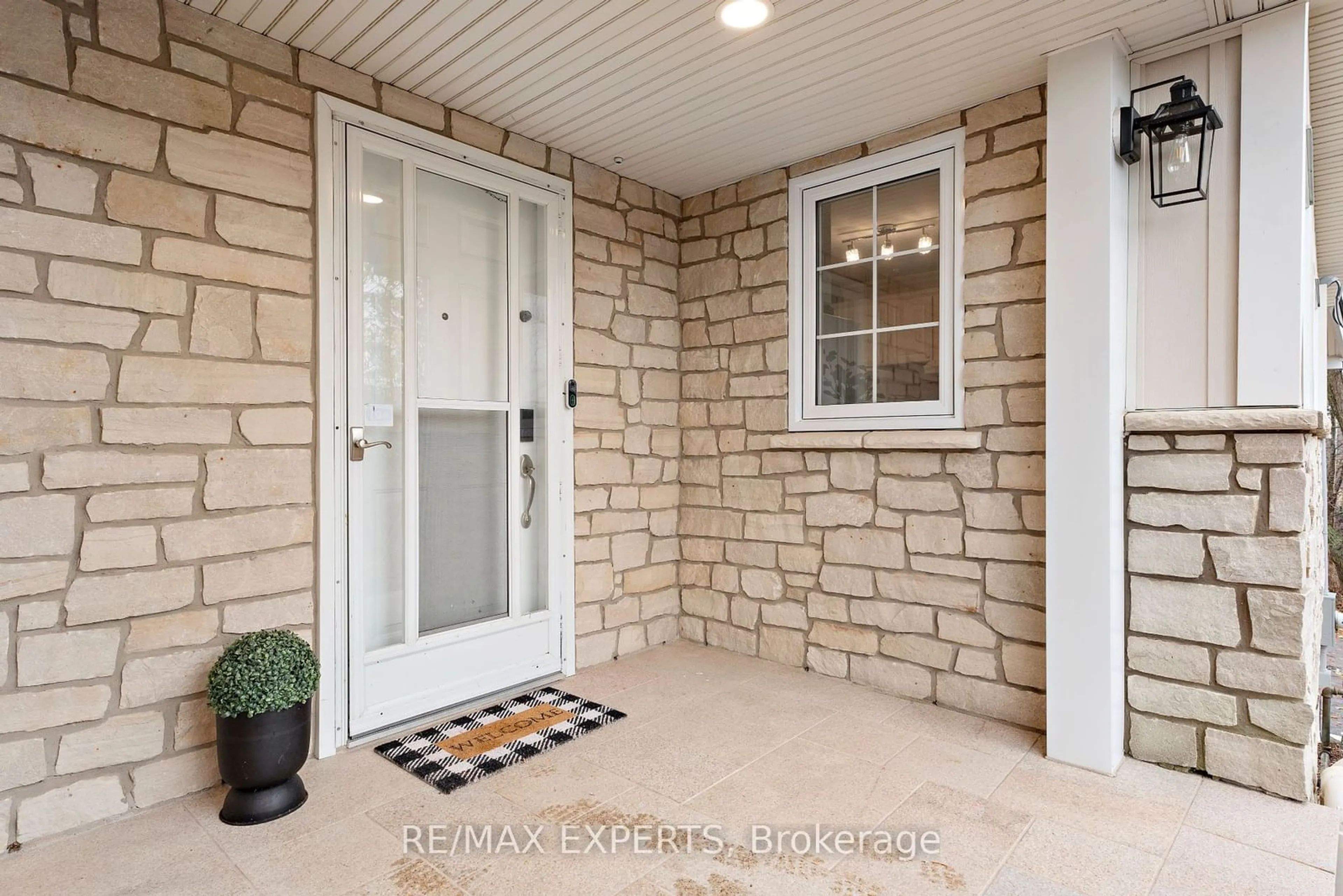 Indoor entryway, ceramic floors for 15133 Dufferin St, King Ontario L7B 1A7