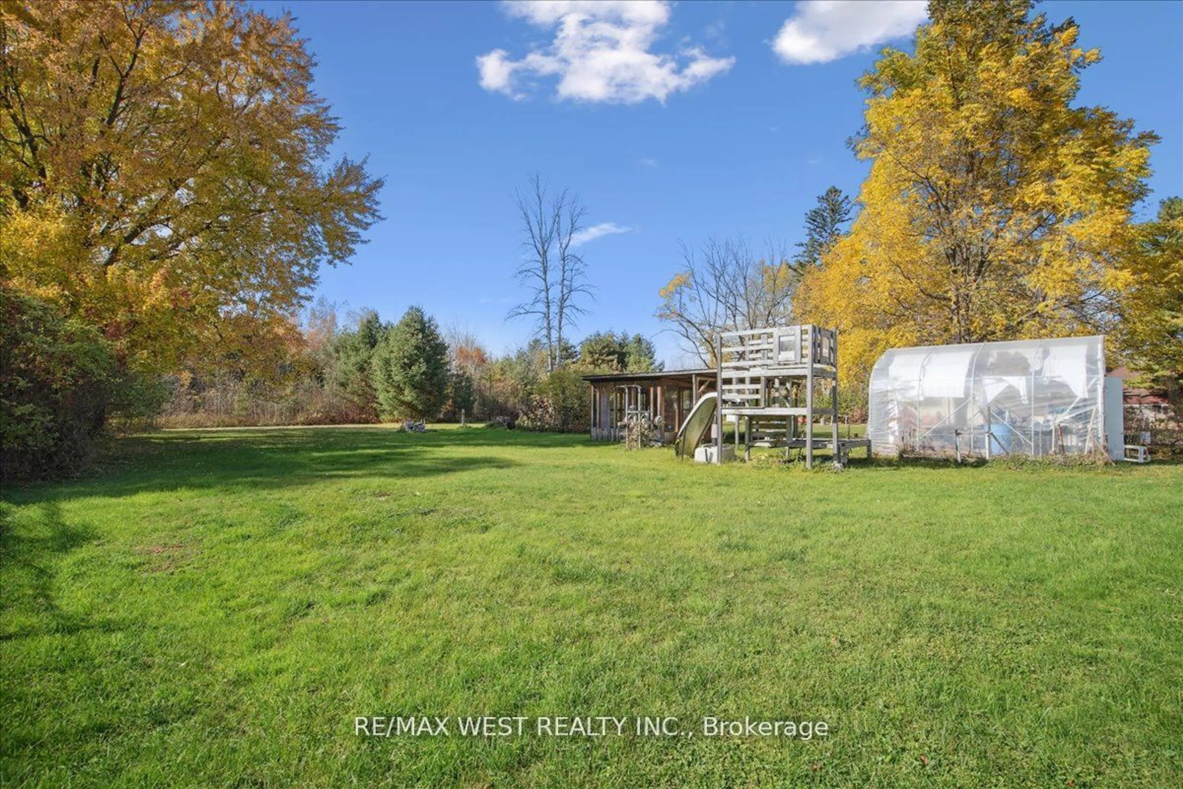 A pic from exterior of the house or condo, the fenced backyard for 31474 Lakeridge Rd, Georgina Ontario L0E 1E0