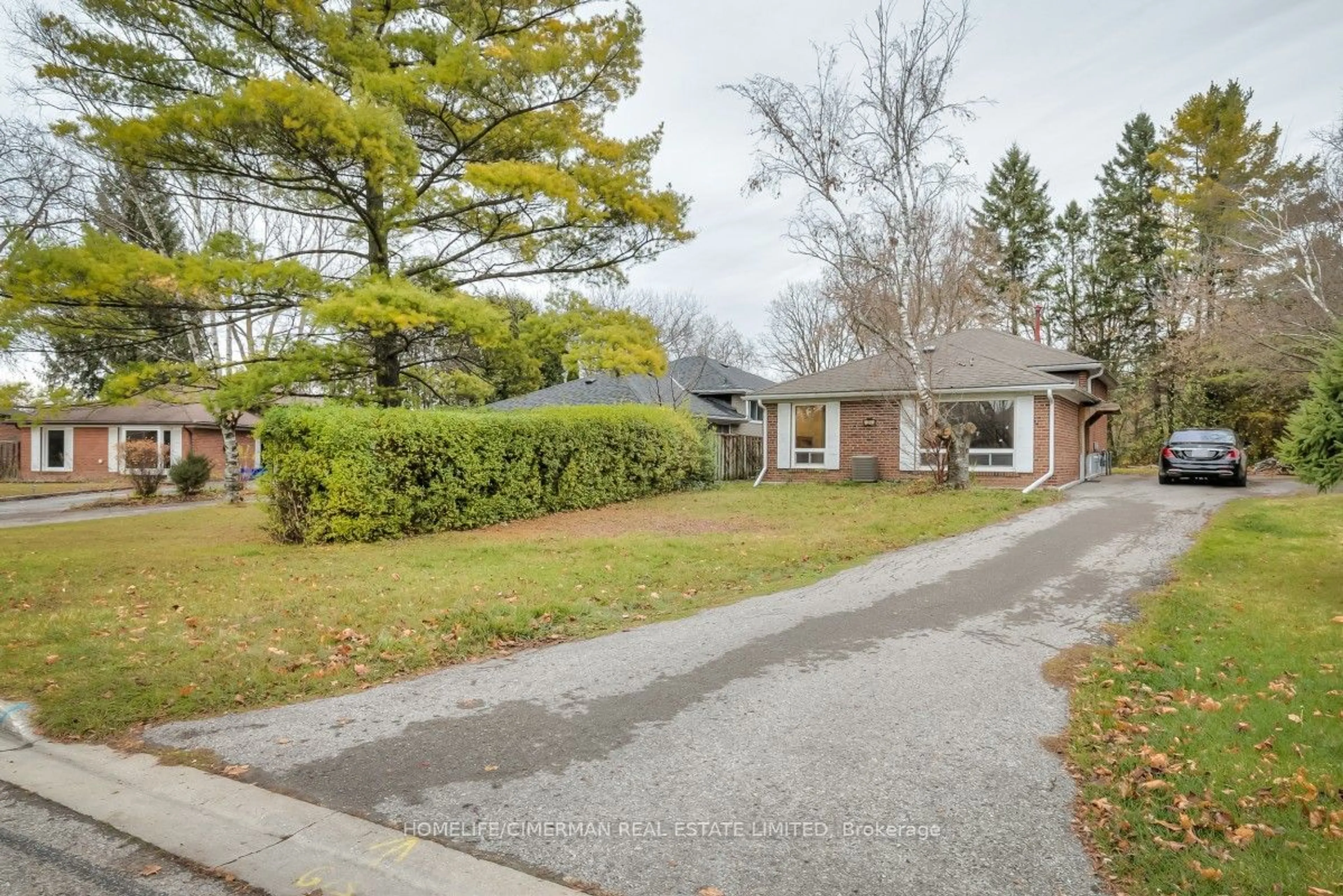 A pic from exterior of the house or condo, the street view for 21 Huron Crt, Aurora Ontario L4G 2X7