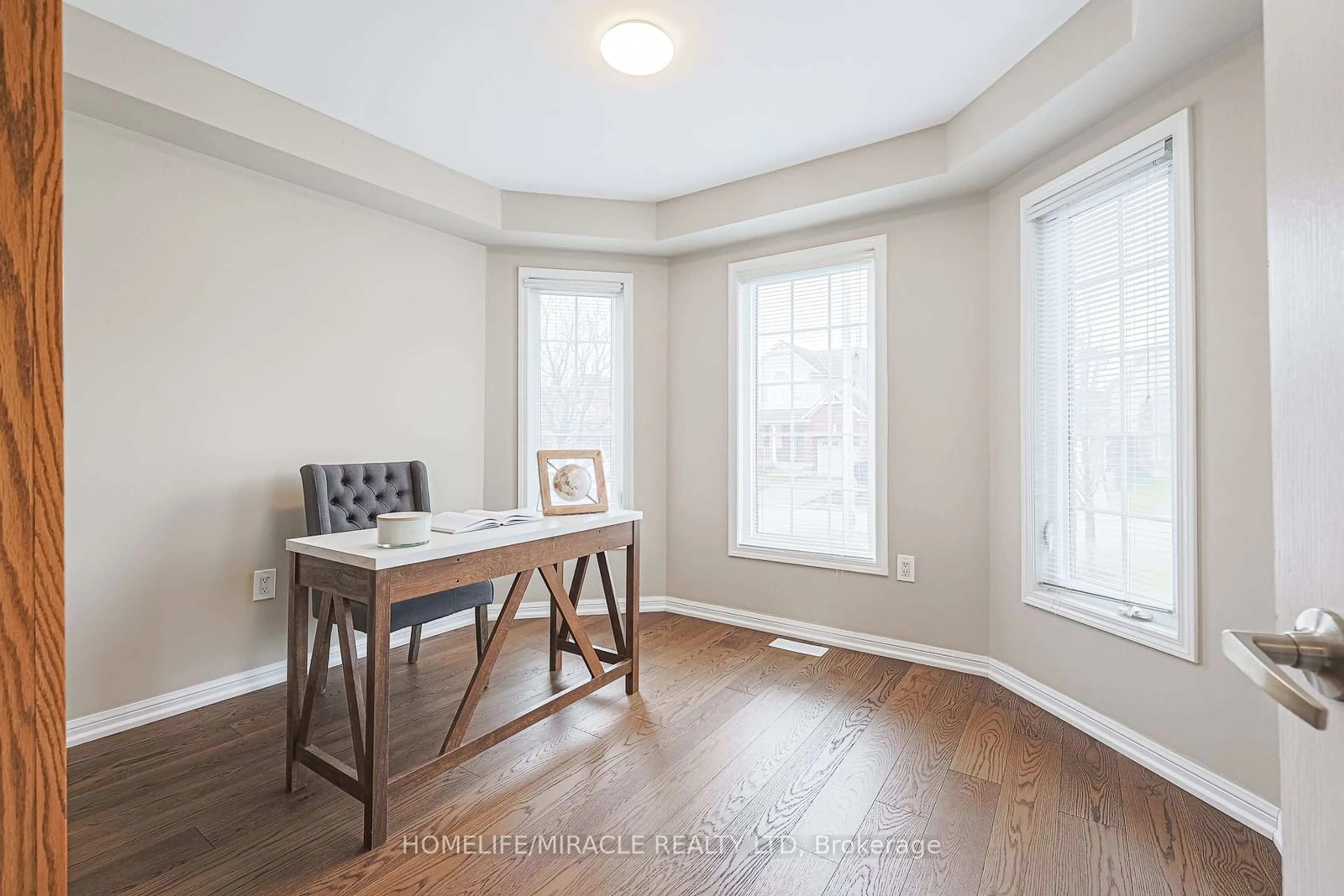 A pic of a room, wood floors for 15 Davidson Dr, New Tecumseth Ontario L9R 0E4